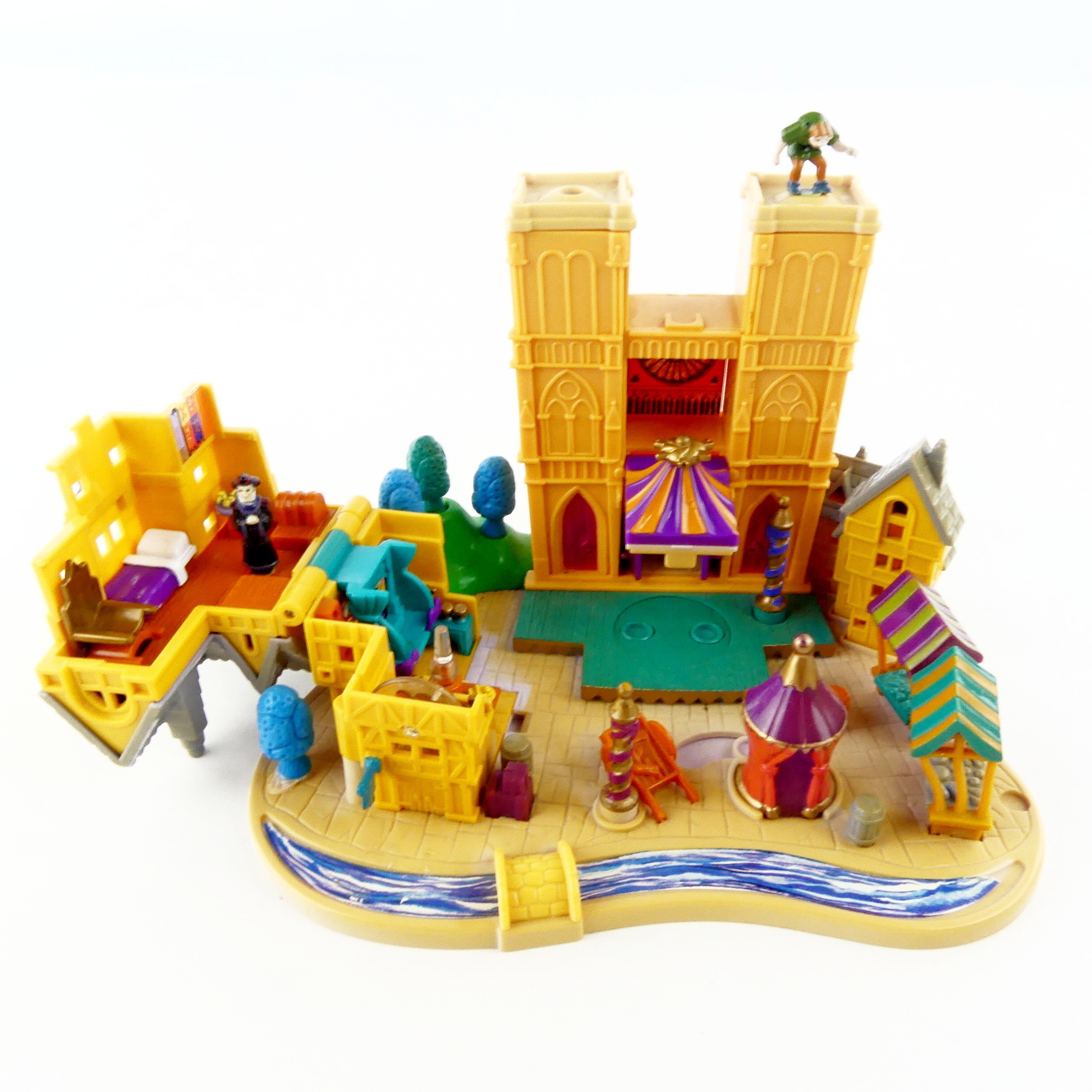 Voir photo 4 de Polly Pocket Notre Dame de Paris et 2 figurines Bluebird 1995 Polly Pocket Notre Dame de Paris et 2 figurines Bluebird 1995 Bon état - Vue 4 -