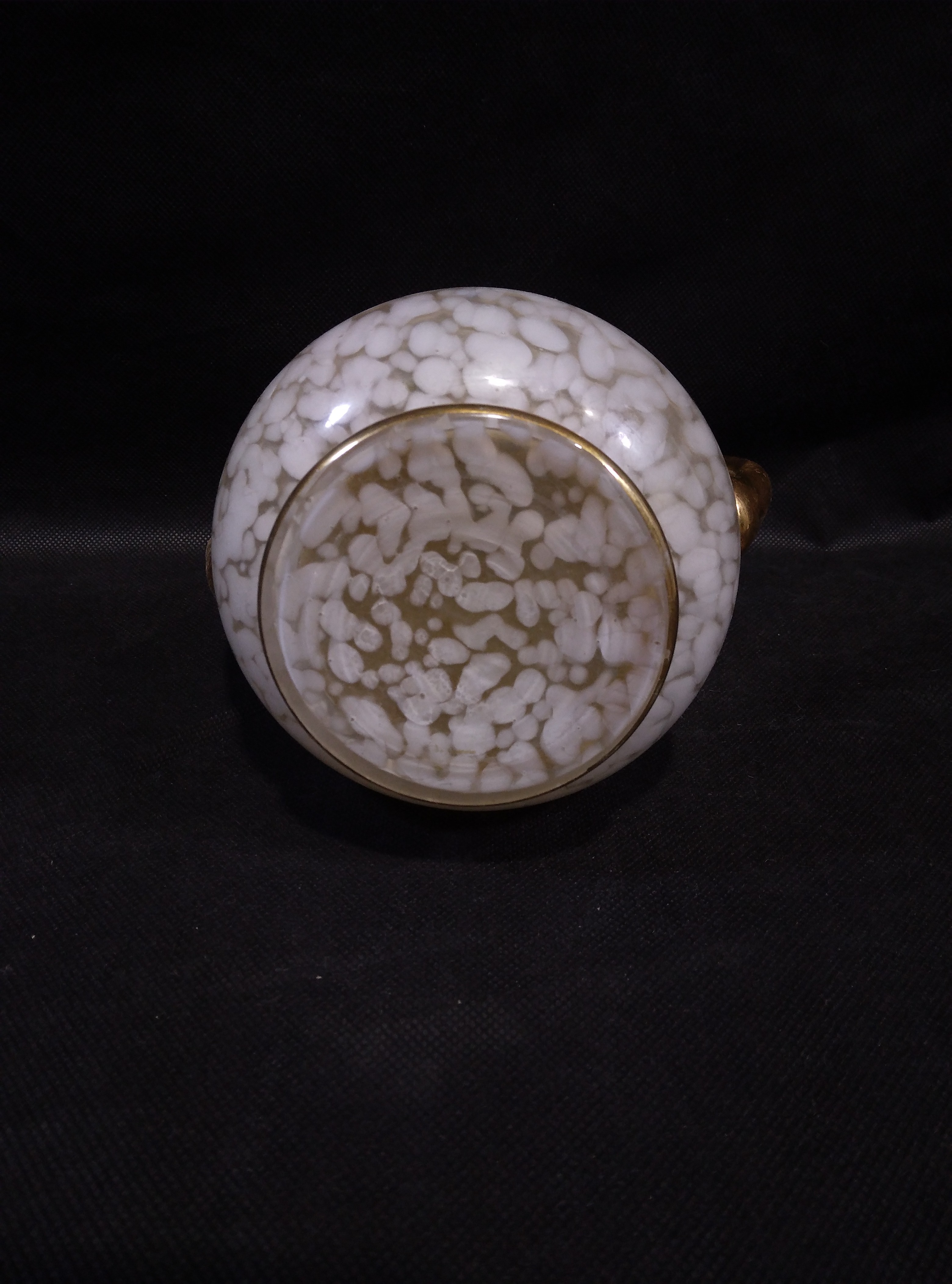 Voir photo 7 de Vase Vintage blanc moucheté avec anses dorées Vase Vintage blanc moucheté avec anses dorées Bon état - Vue 7 -