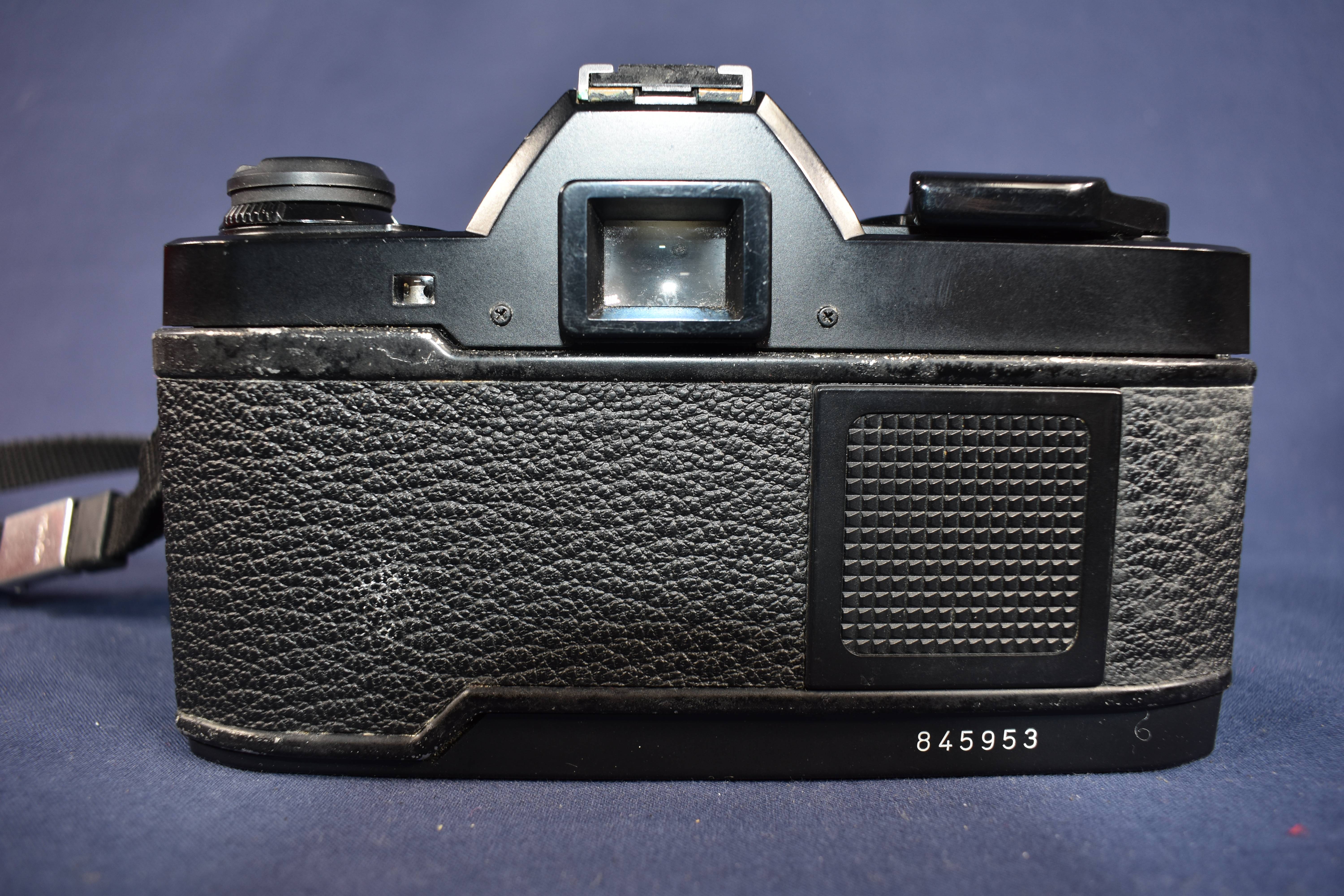 Appareil photos argentiques KONICA FP-1, dans son étui d'origine, muni de sa clé + objectif KONICA 135/F3.5 complet de ses notices + flash SUNPAK auto 20 SR. Bon état - Vue 6 - 