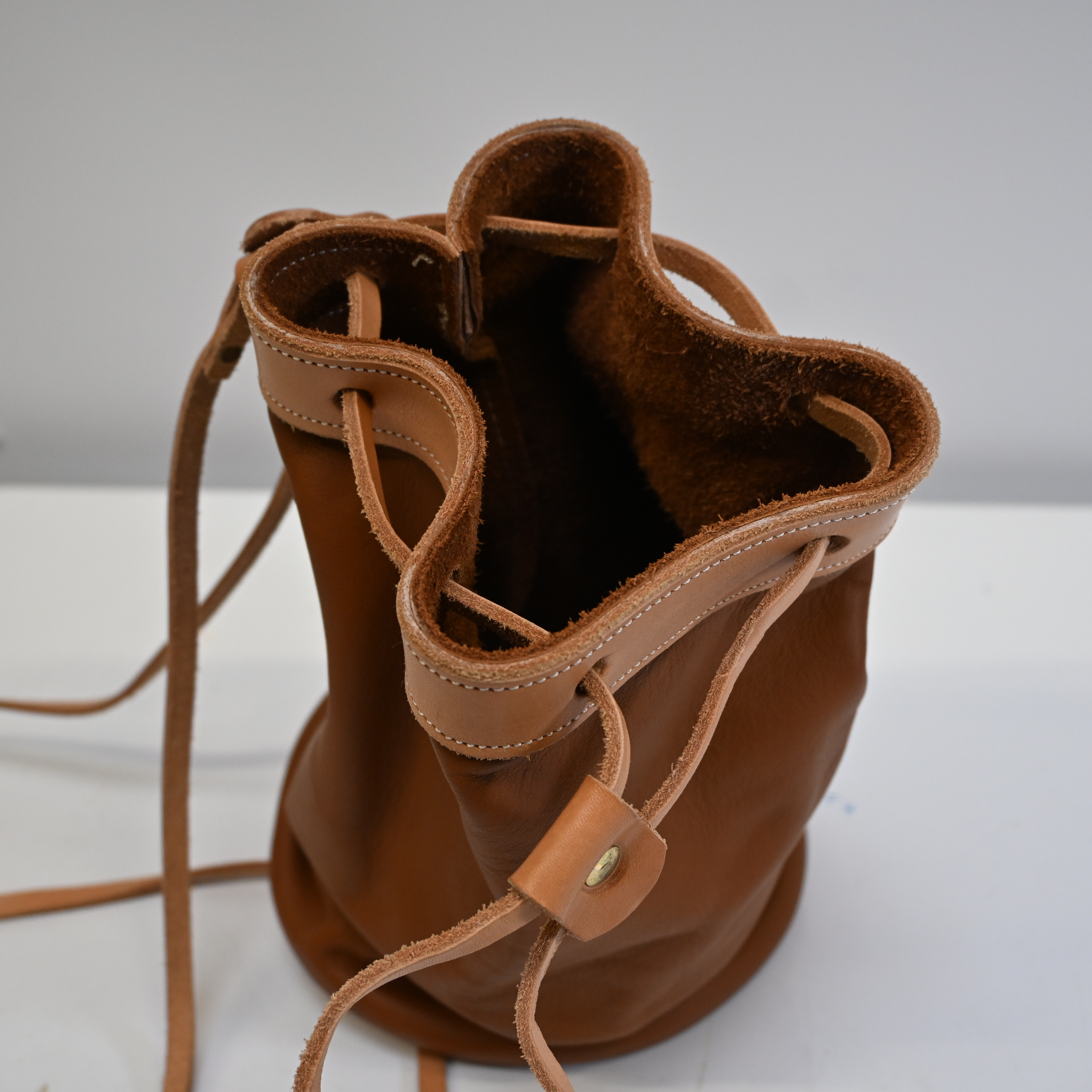 Petit sac à dos en cuir Très bon état - Vue 3 - 