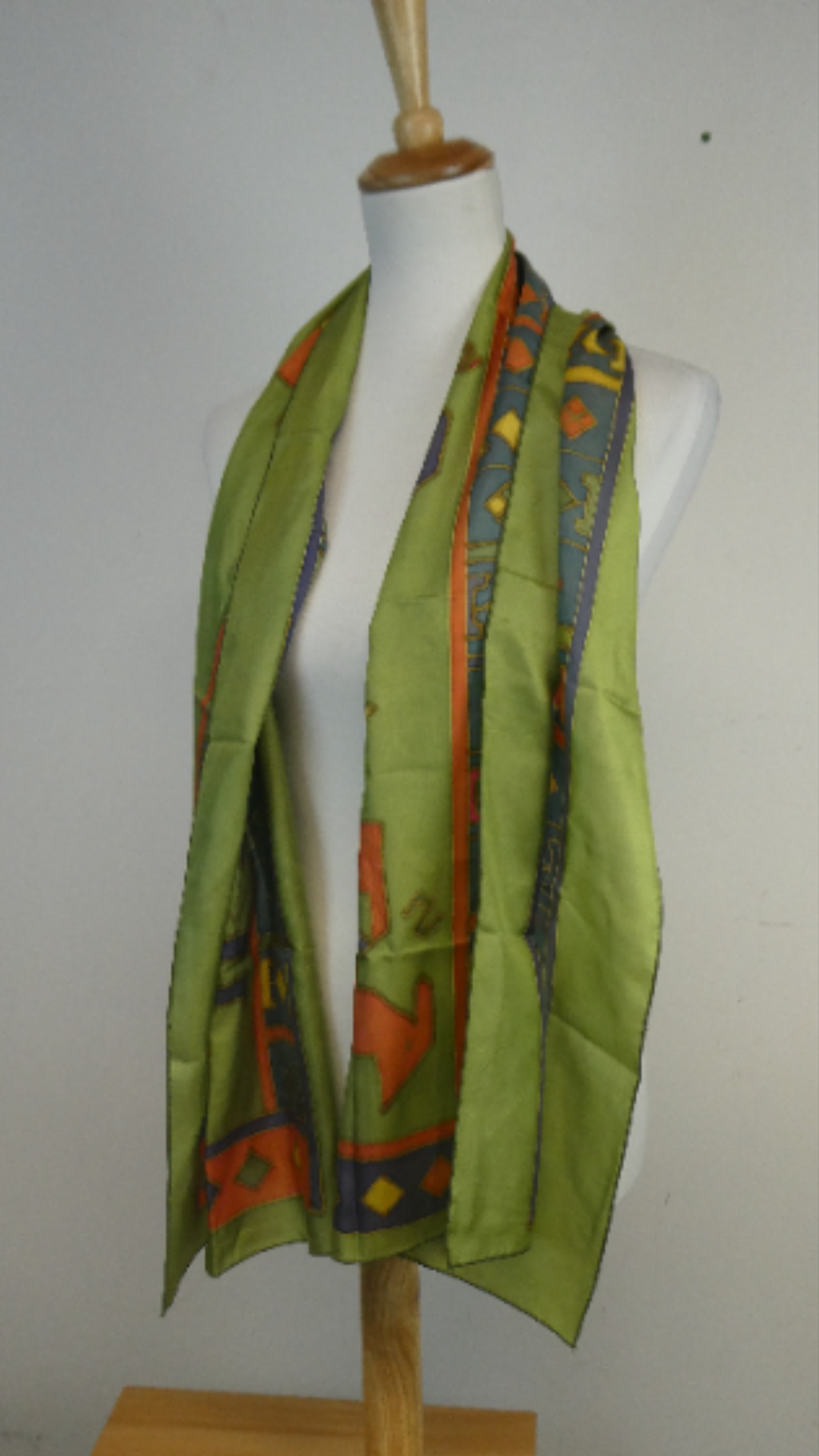 Vida - Foulard Grand format, motif géométrique multicolore sur fond vert - Photo 3