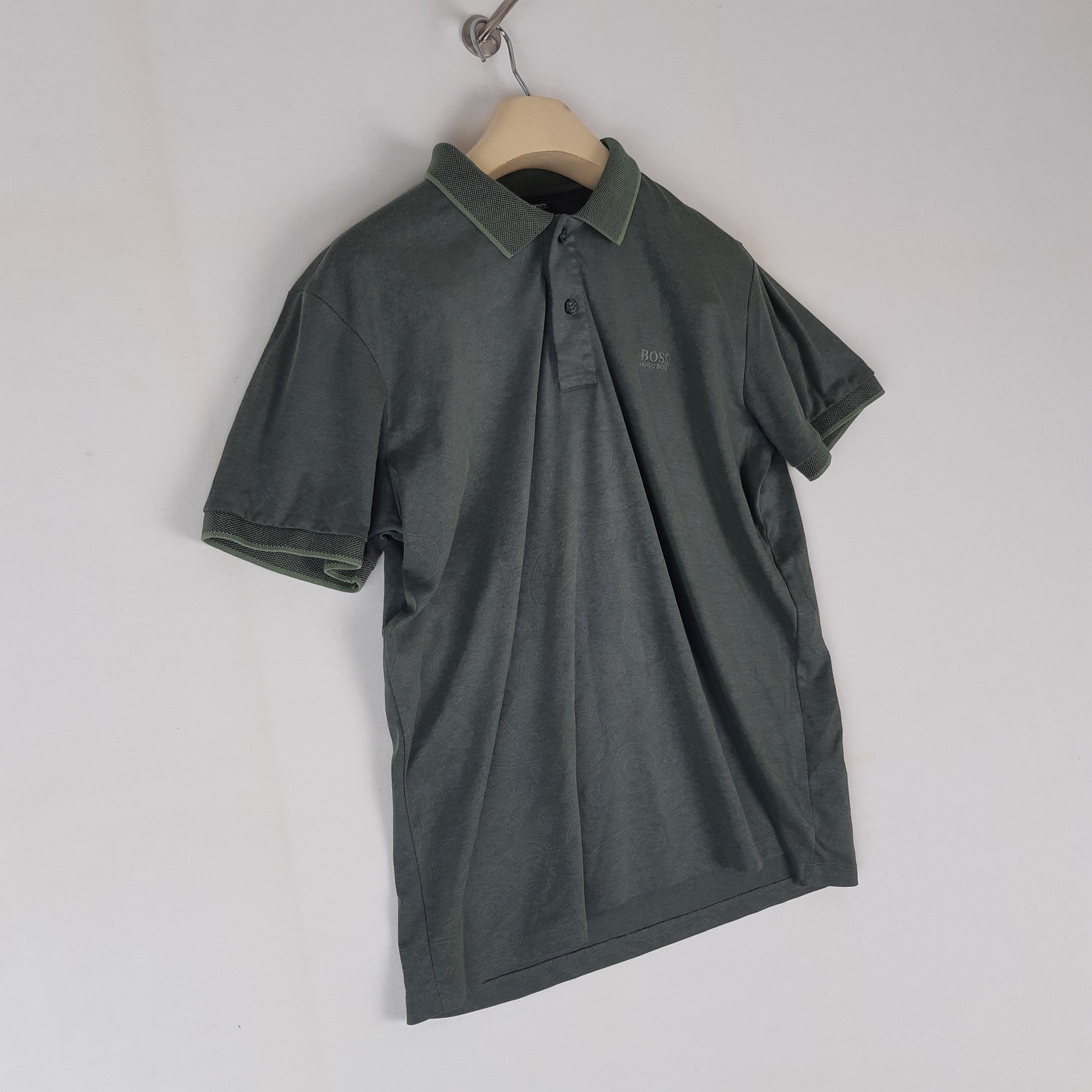 Voir photo 3 de Hugo Boss - Polo sauge vert coton - Taille M mesures Carrure= 42 Poitrine=51 Longueur= 66 Hugo Boss - Polo sauge vert coton - Taille M mesures Carrure= 42 Poitrine=51 Longueur= 66 Très bon état - Vue 3 -