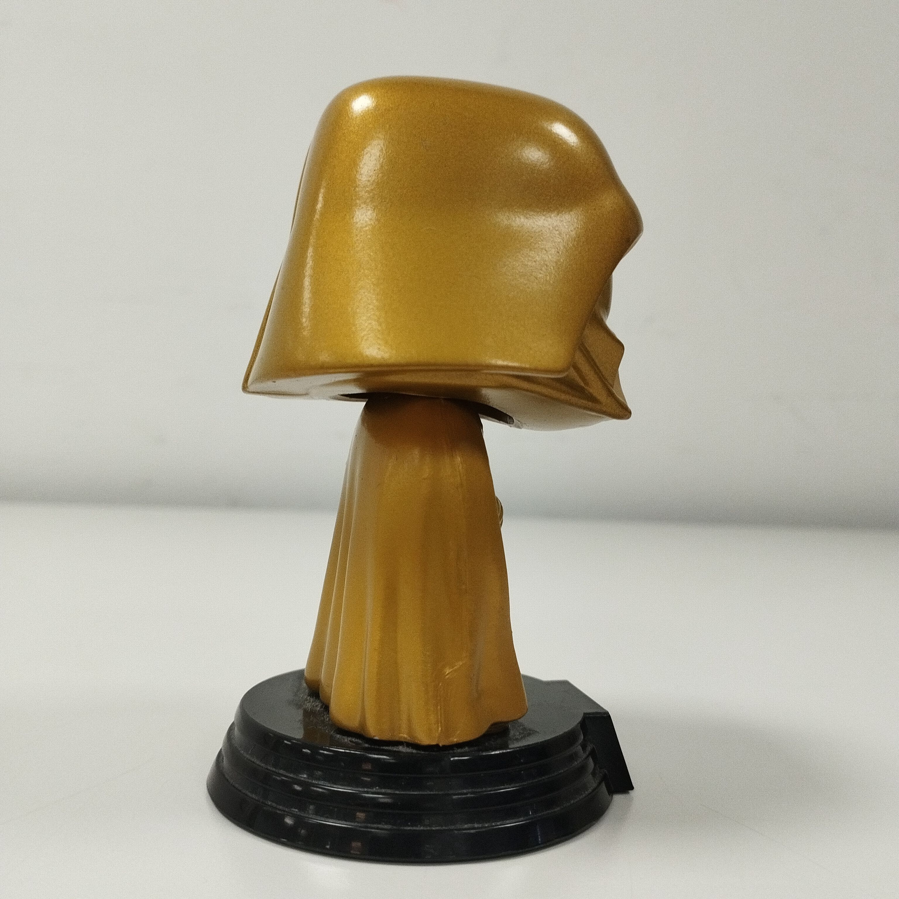 Voir photo 4 de Figurine Funko Pop! édition spéciale : Dark Vador Gold Figurine Funko Pop! édition spéciale : Dark Vador Gold Comme neuf - Vue 4 -
