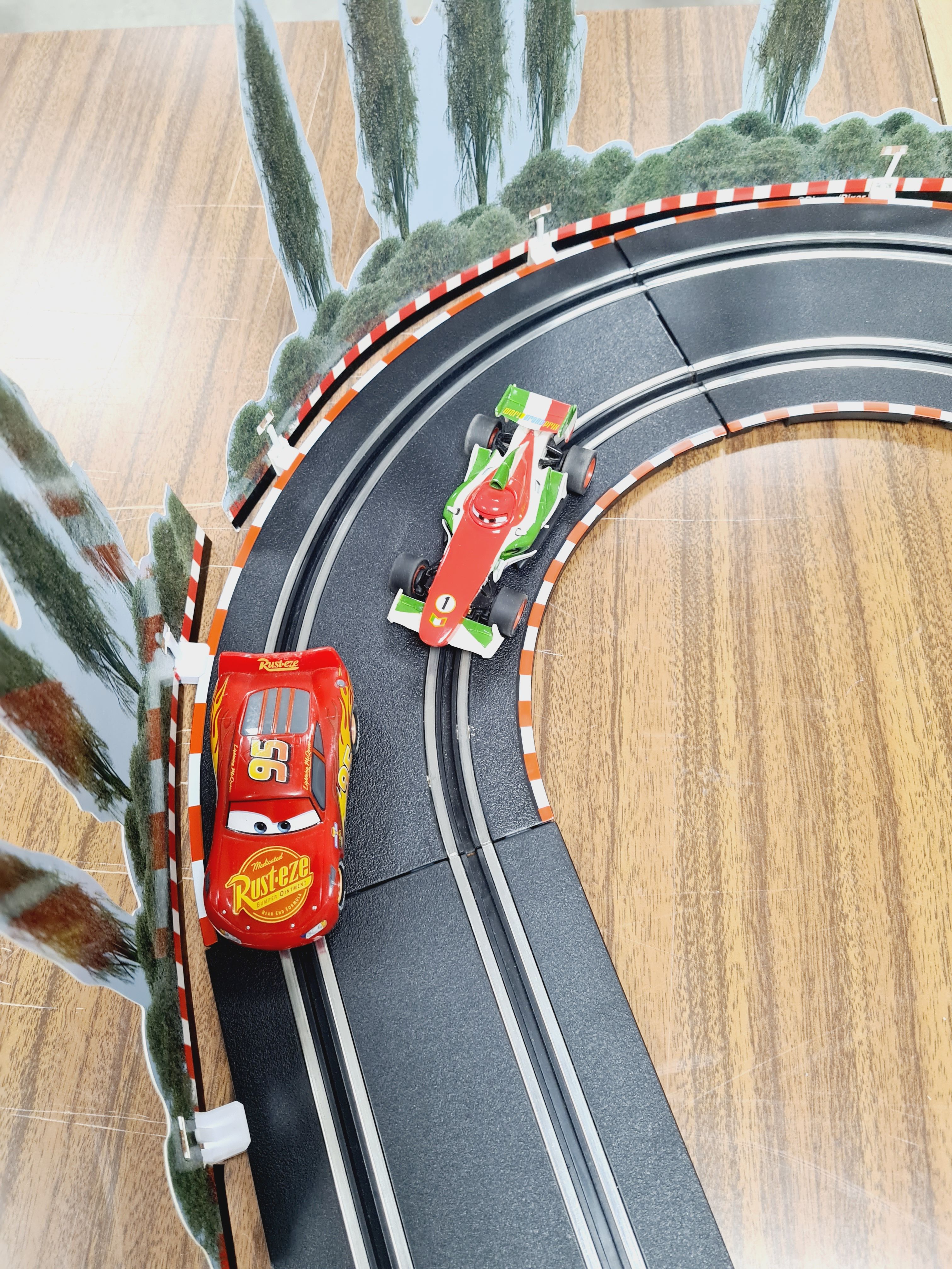 Circuit Carrera Go Cars réf 62238 - Disney Pixar - Porto Corsa Racing - 1/43- 6 ans + Bon état - Vue 3 - 