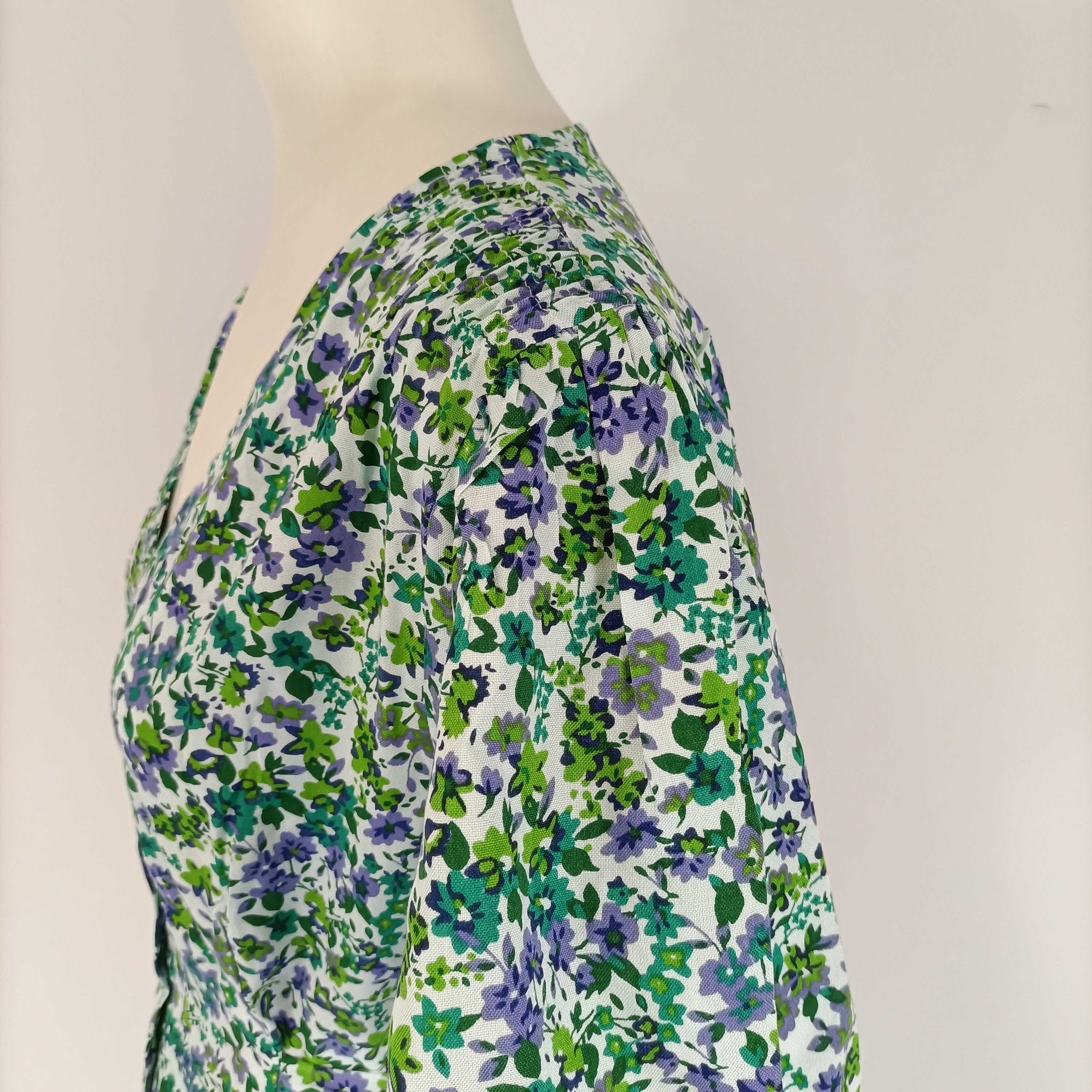 Robe fleurie verte bleu boutonnée manches courtes taille ajustée Comme neuf - Vue 14 - 