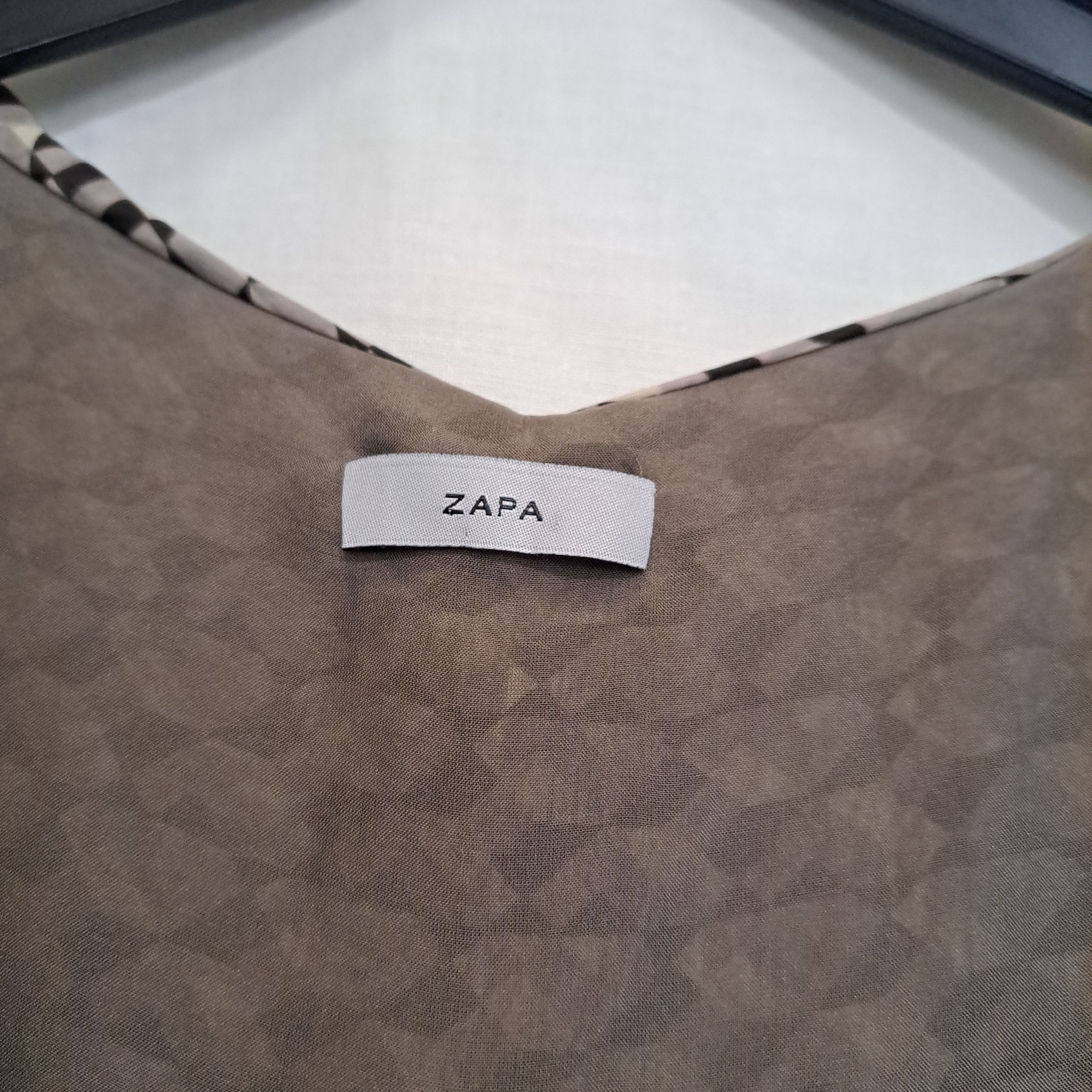 Voir photo 5 de Robe en soie ZAPA T38 à motifs géométriques noir, taupe et marron Robe en soie ZAPA T38 à motifs géométriques noir, taupe et marron Très bon état - Vue 5 -