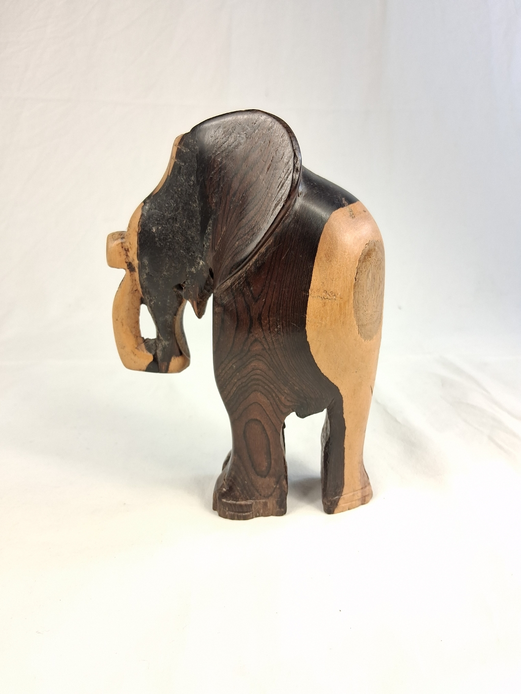 Sculpture d'éléphant en bois bicolore artisanat ethnique - Photo 1