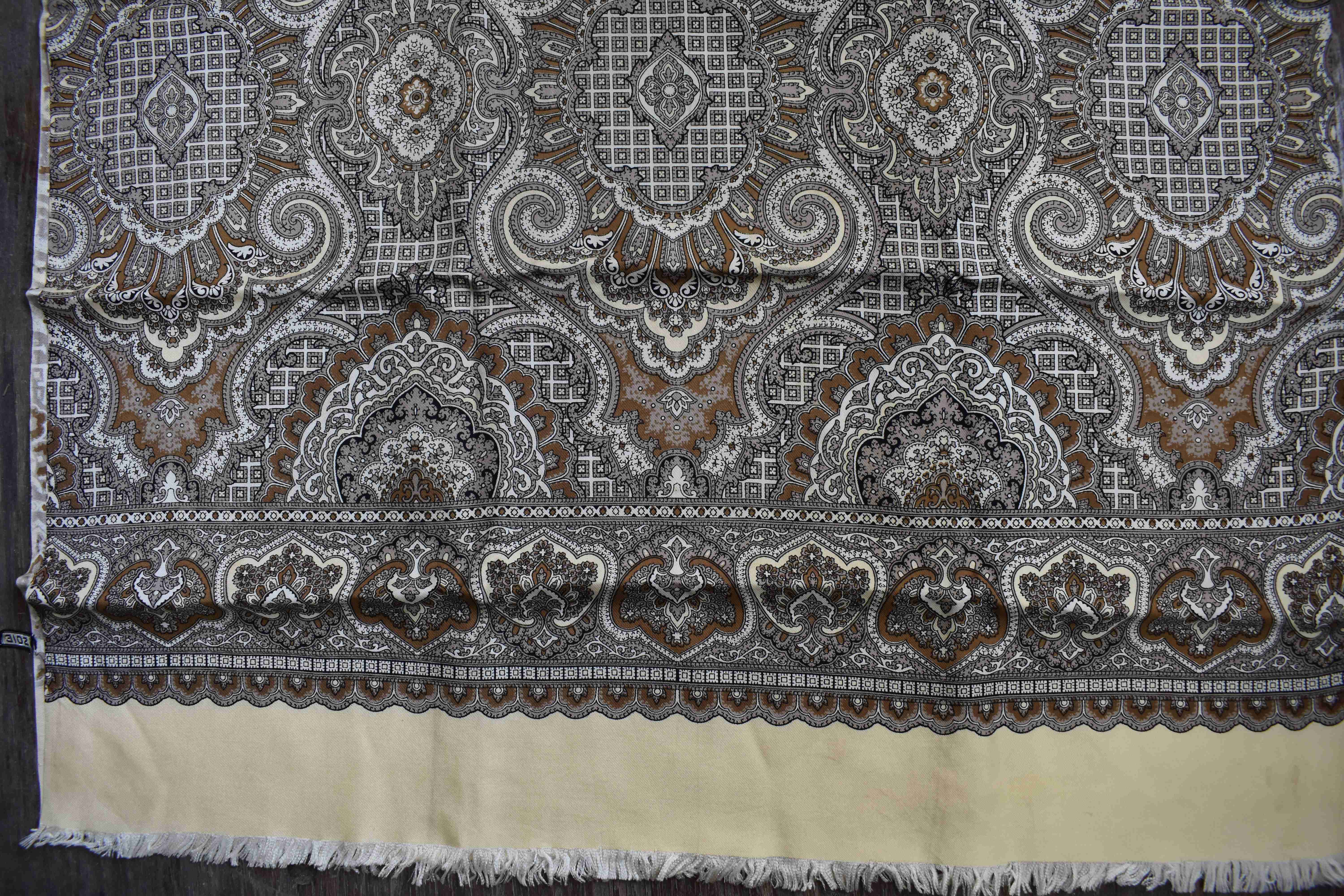 Echarpe en soie tons de beige et marron, longueur 125 et largeur 70 cm.  - Vue 3 - 