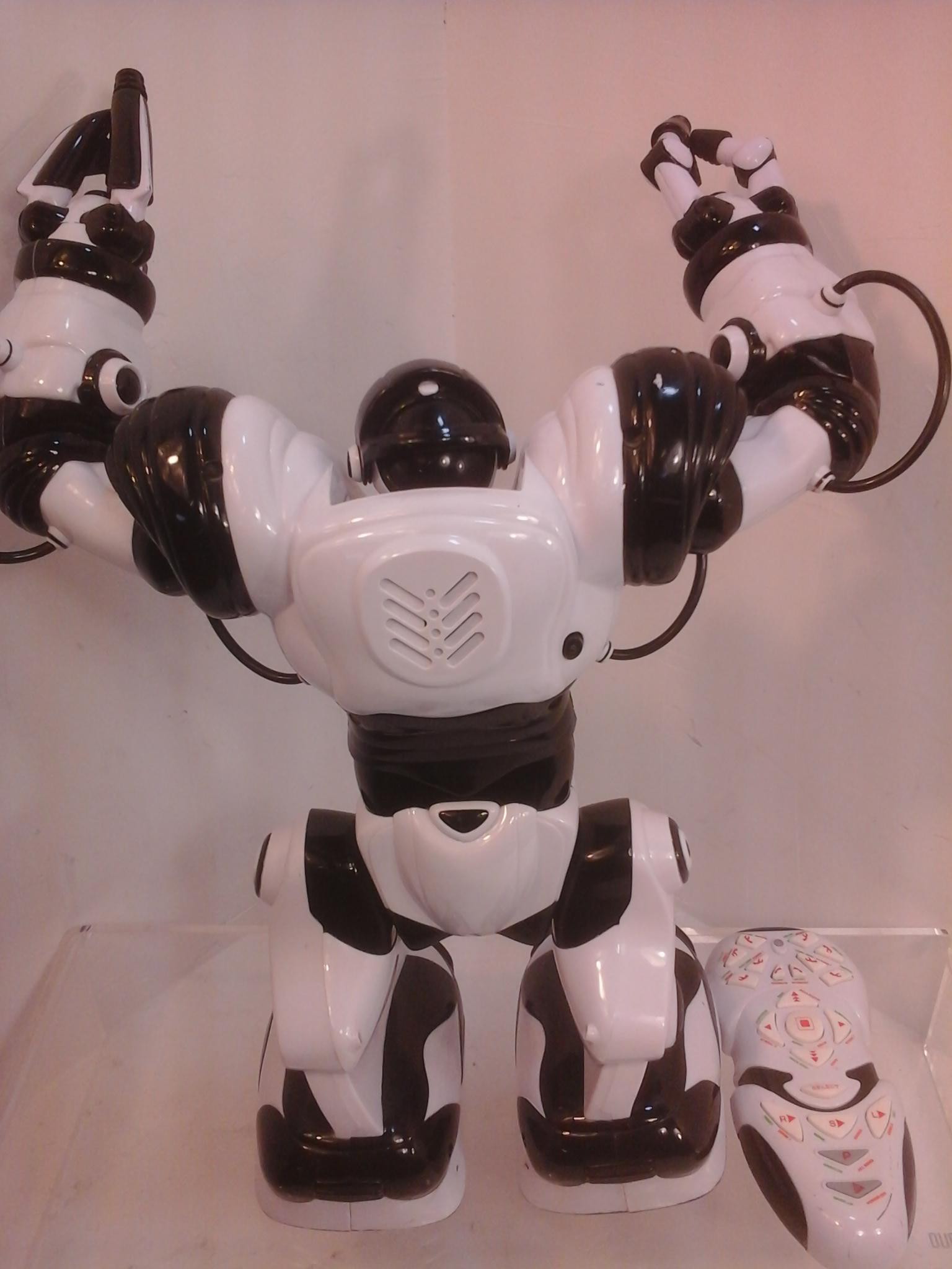Voir photo 4 de Robot interactif noir et blanc-jouet high-tech pour enfants. Robot interactif noir et blanc-jouet high-tech pour enfants. Très bon état - Vue 4 -