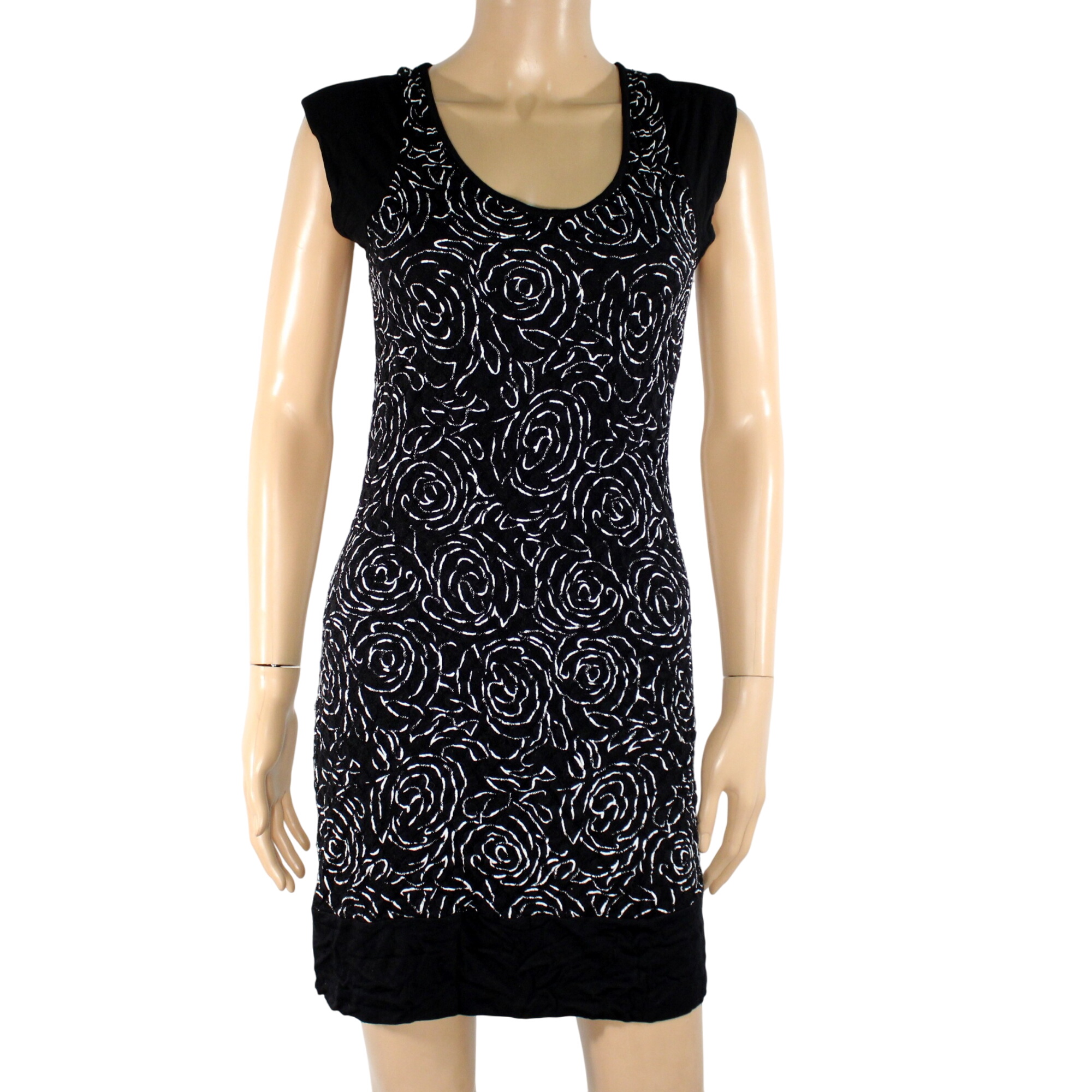 Acheter Robe Noire Fleuris Blanc JUS D'ORANGE Taille Estimée S Très bon état - 12,50 € Robe Noire Fleuris Blanc JUS D'ORANGE Taille Estimée S Très bon état - reconditionné disponible sur Label Emmaüs