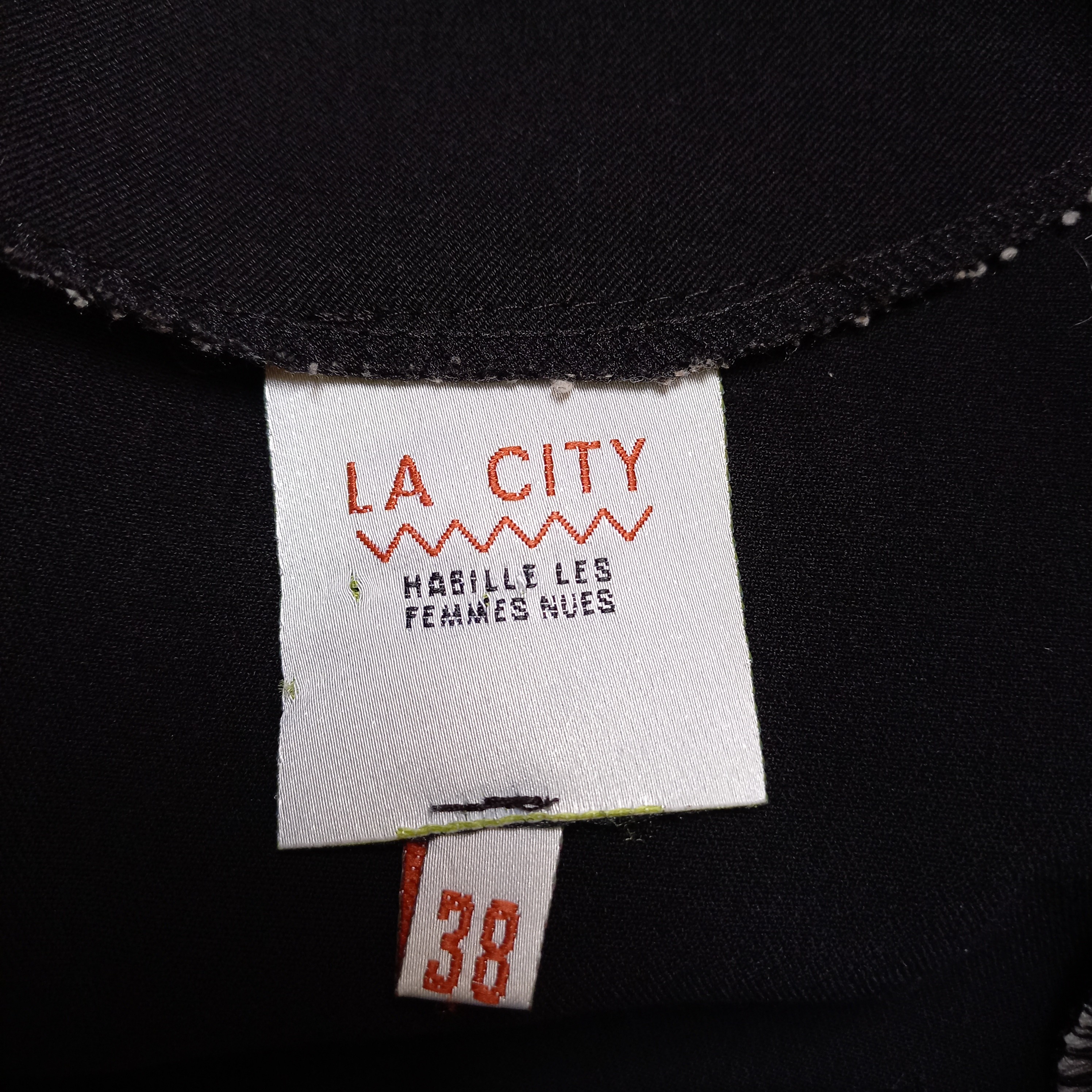 Voir photo 6 de Robe "la city" SM noire bandes beiges épaules et poches T38 Robe "la city" SM noire bandes beiges épaules et poches T38 Très bon état - Vue 6 -