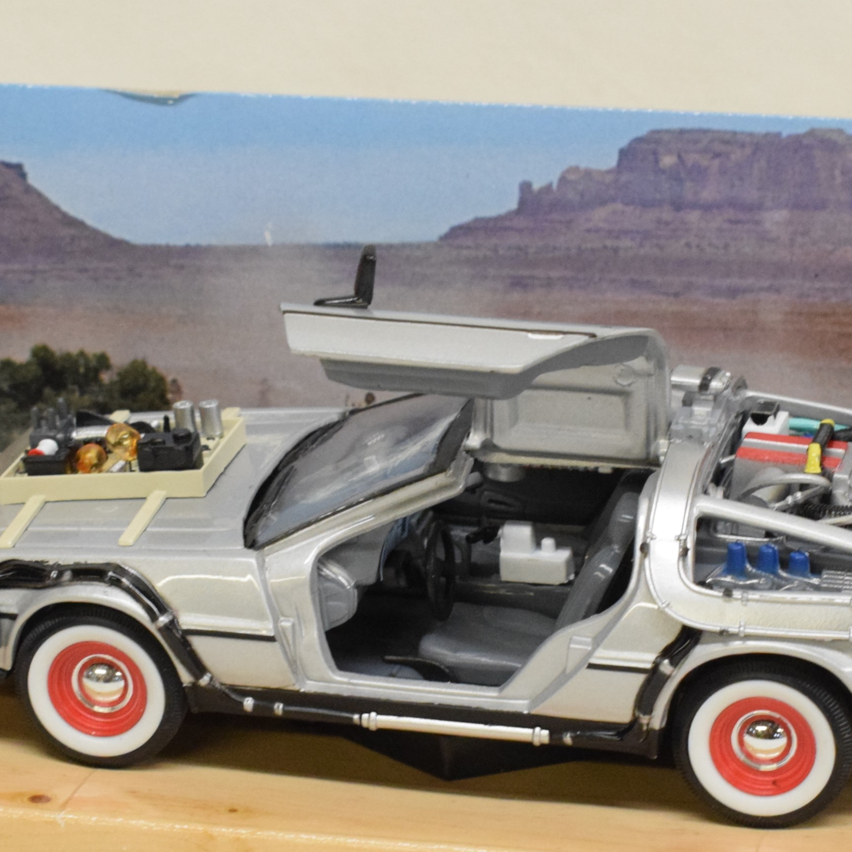 Voiture Dolorean retour vers le futur III au 1:24 par Welly État correct - Vue 3 - 