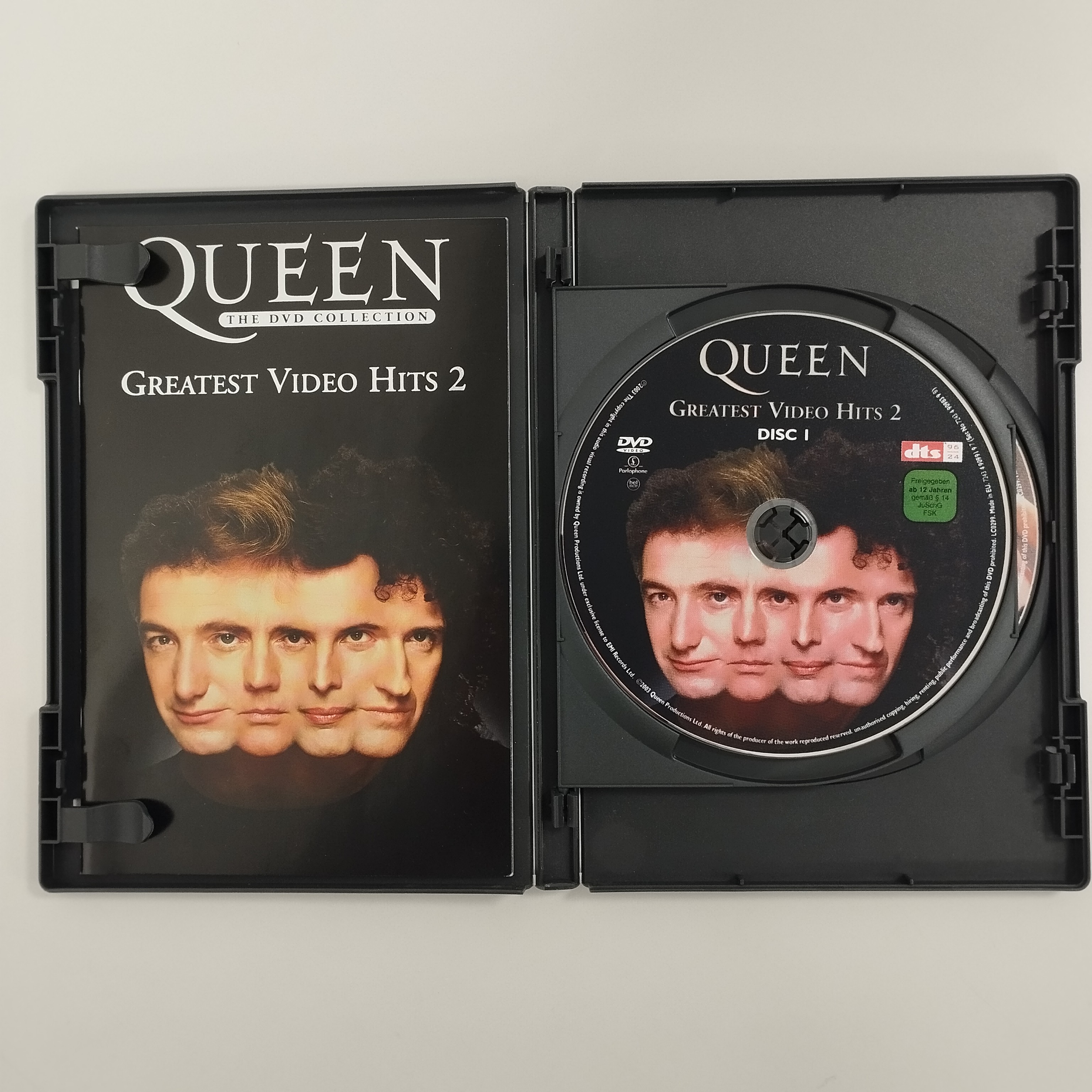 Voir photo 8 de Lot de 2 mini-coffrets DVD musicaux : Queen - Greatest Video Hits volumes 1 & 2 Lot de 2 mini-coffrets DVD musicaux : Queen - Greatest Video Hits volumes 1 & 2 Très bon état - Vue 8 -