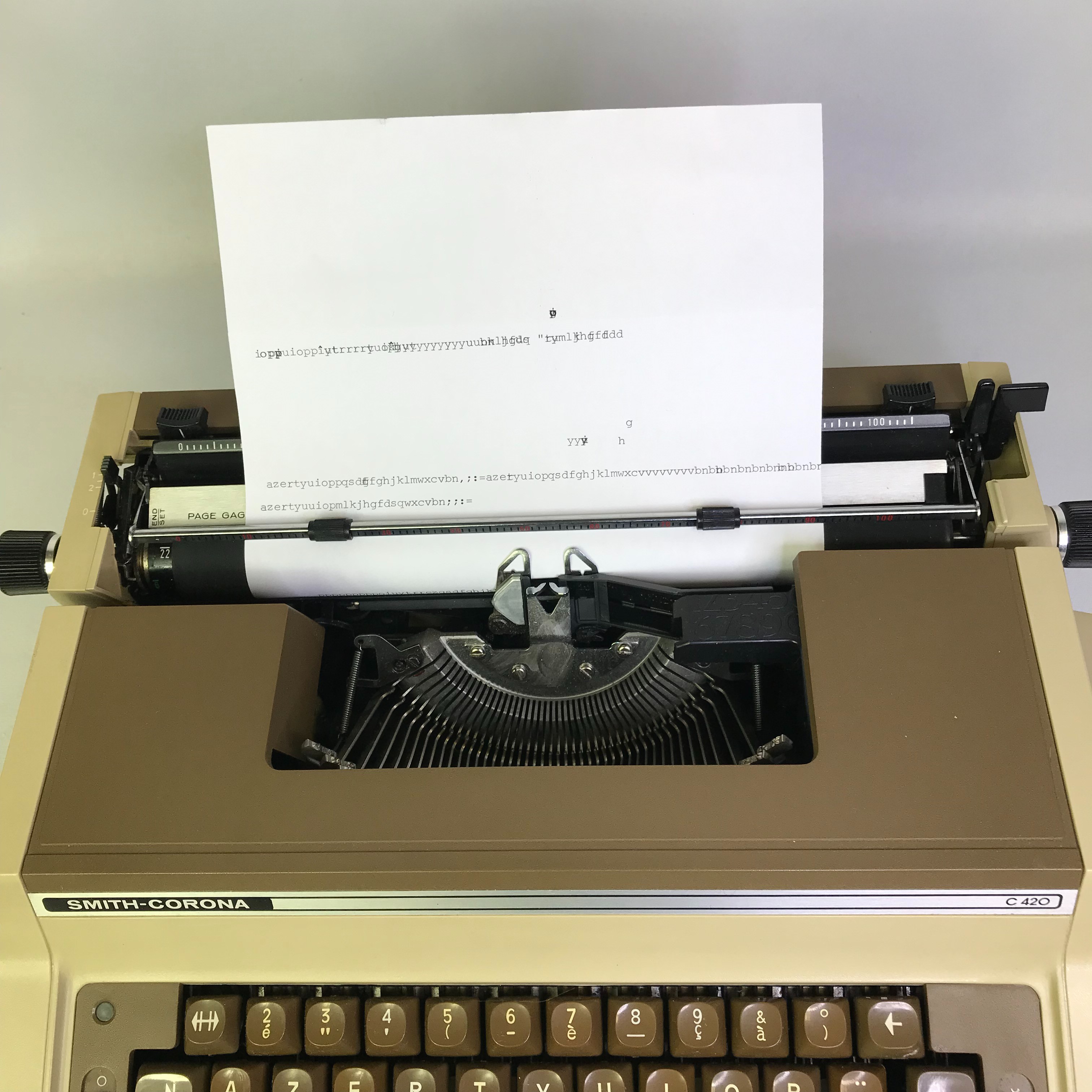 Voir photo 4 de MACHINE À ÉCRIRE ELECTRIQUE : SMITH CORONA C420 AVEC ÉTUI MACHINE À ÉCRIRE ELECTRIQUE : SMITH CORONA C420 AVEC ÉTUI Bon état - Vue 4 -