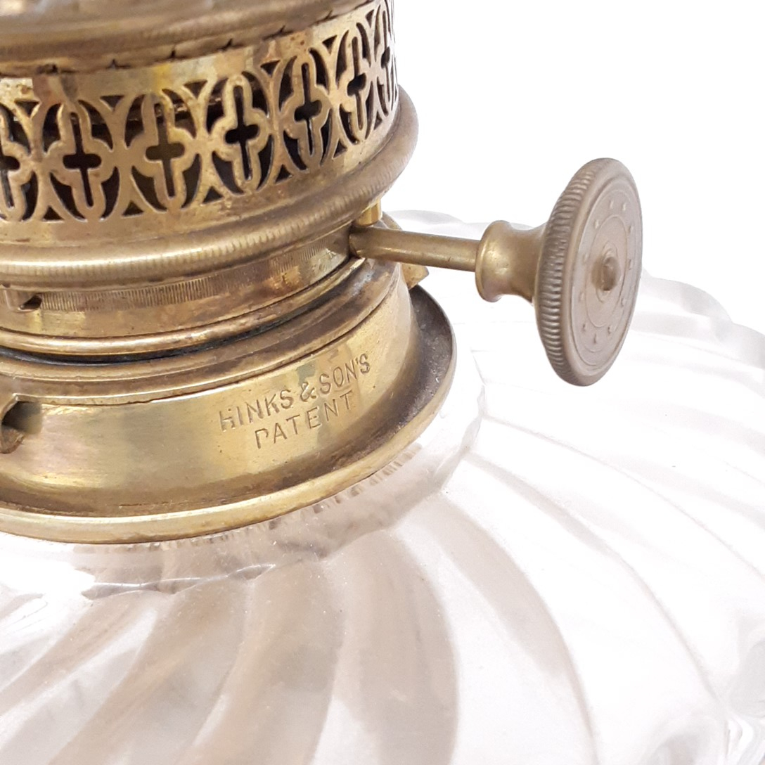 Lampe à pétrole vintage en porcelaine et cristal de bohème signé hinks & son's patent - Photo 2