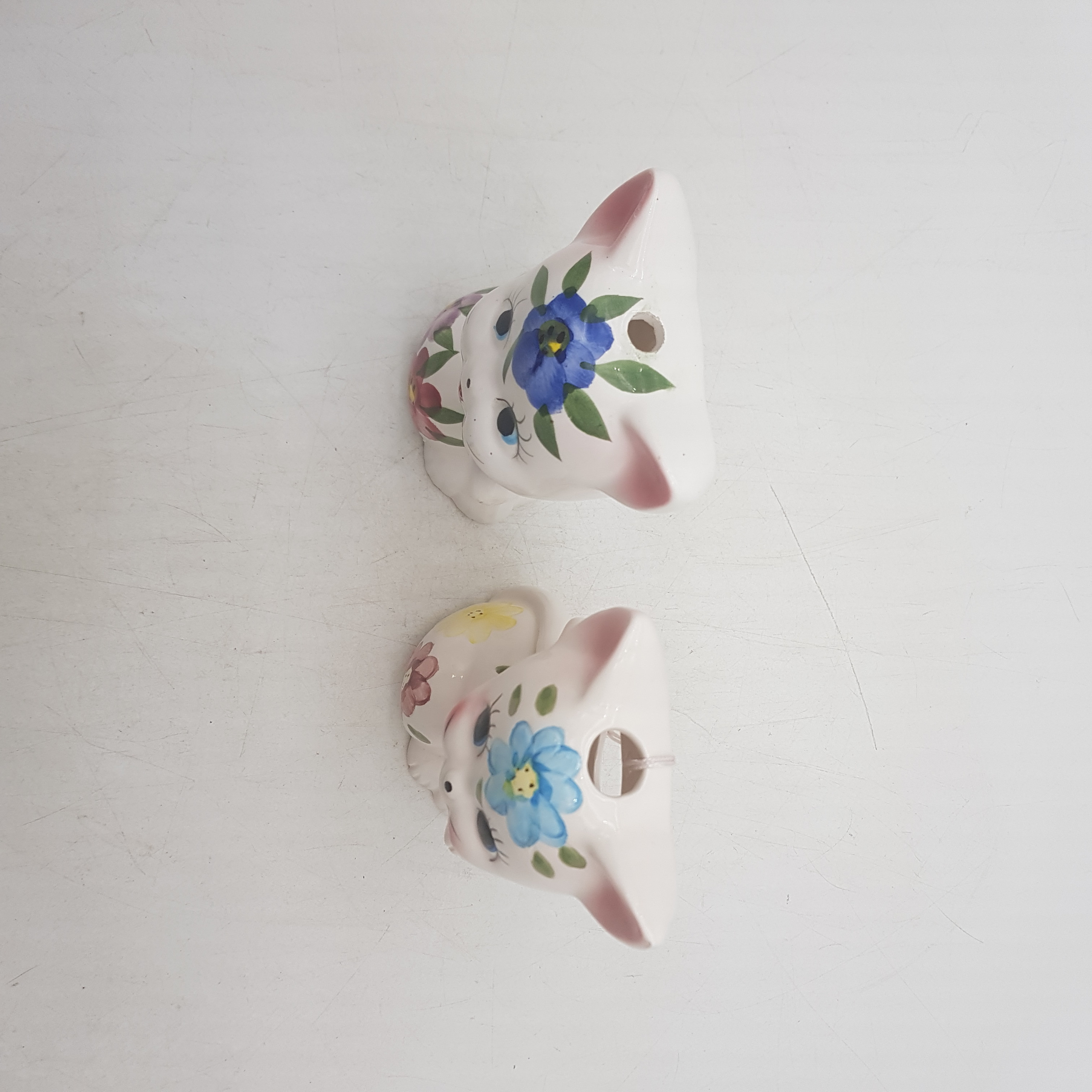 Voir photo 3 de Duo de dévidoirs de ficelles Vintage en céramique - Figurine en forme de chats Duo de dévidoirs de ficelles Vintage en céramique - Figurine en forme de chats Bon état - Vue 3 -