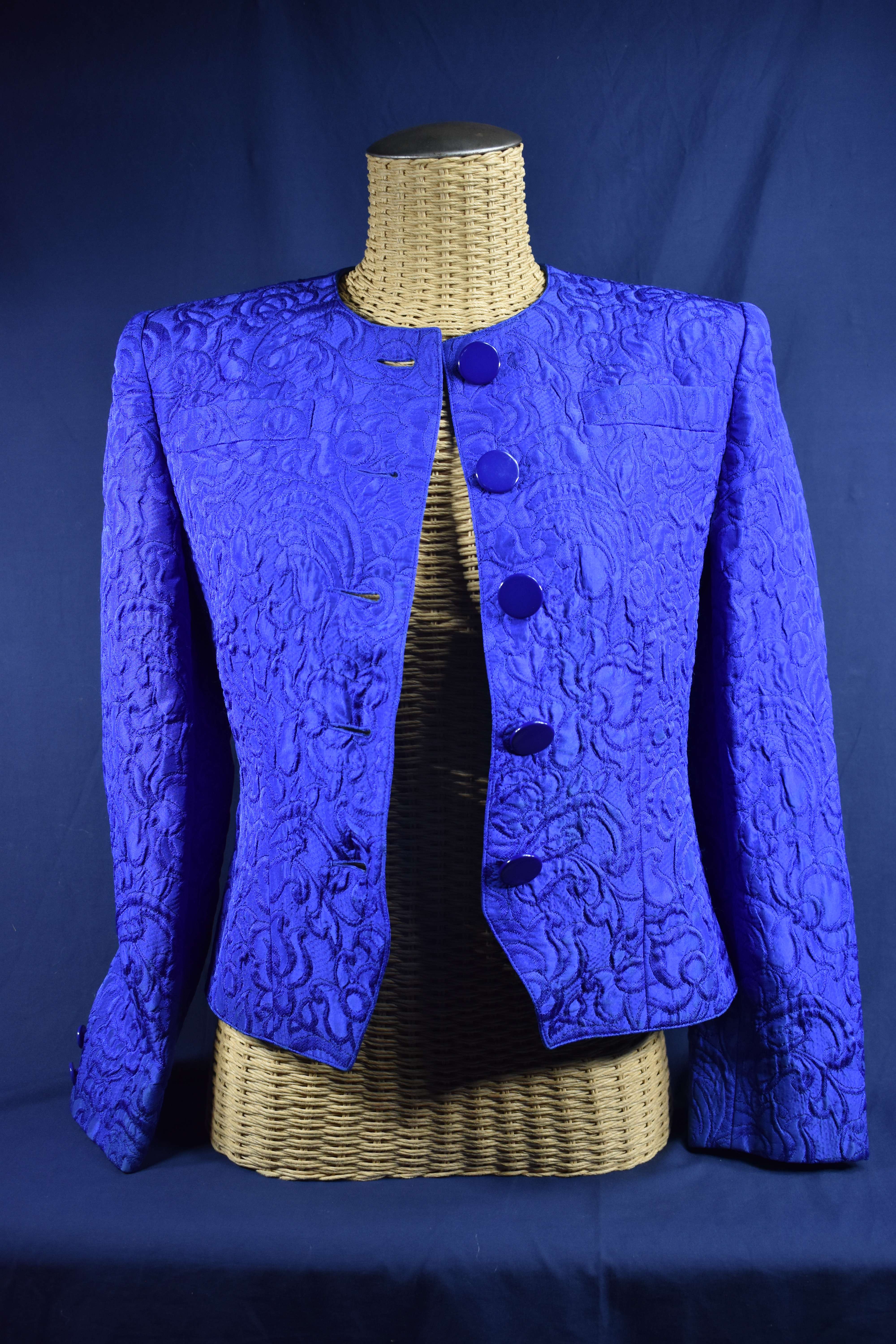 Voir photo 3 de Veste " vintage " Guy LAROCHE, bleu électrique taille 34, saison 2003. Veste " vintage " Guy LAROCHE, bleu électrique taille 34, saison 2003. Bon état - Vue 3 -