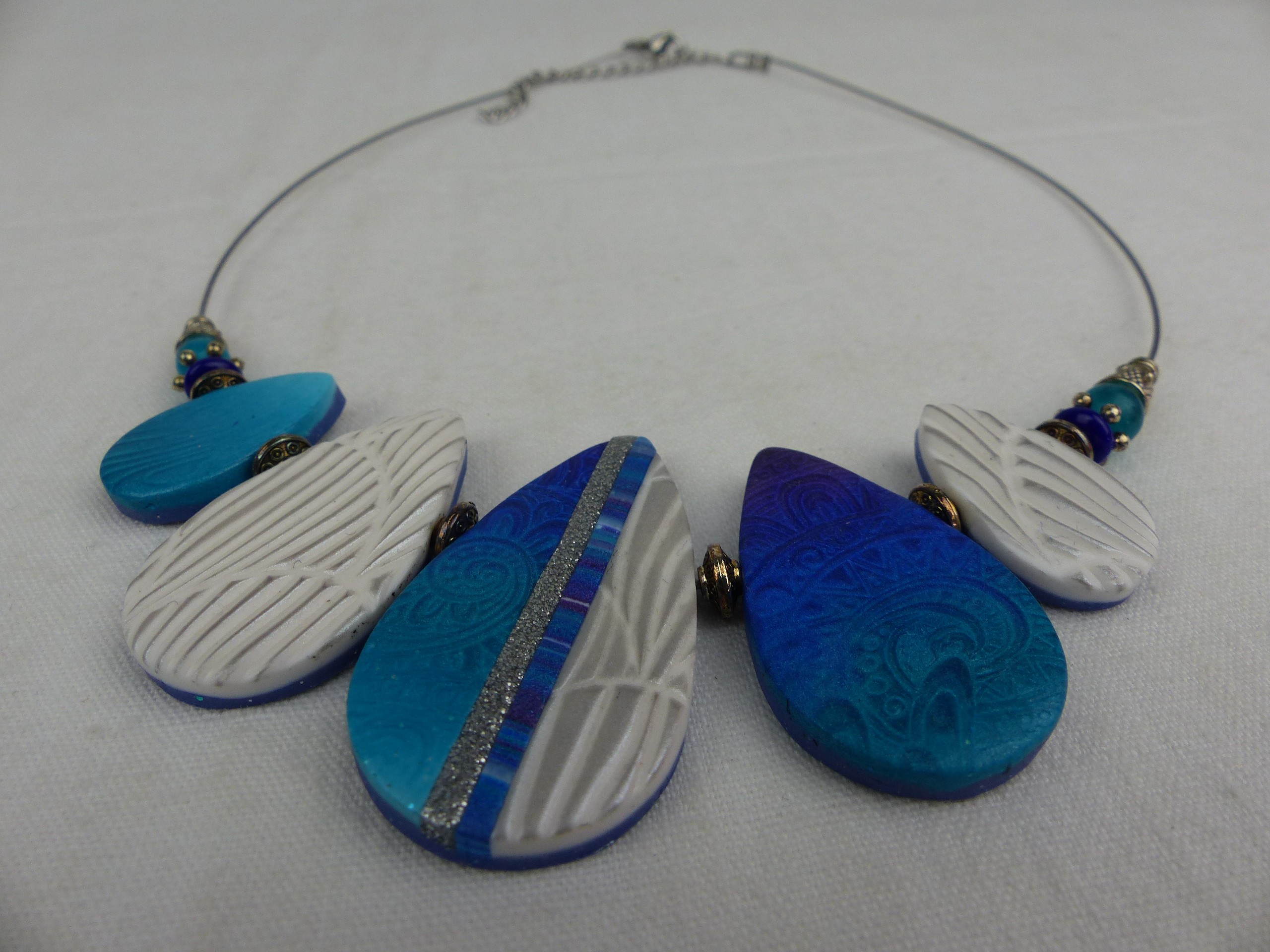 Collier + Boucles d’oreilles bleu blanc bijou fantaisie artisanal Très bon état - Vue 4 - 