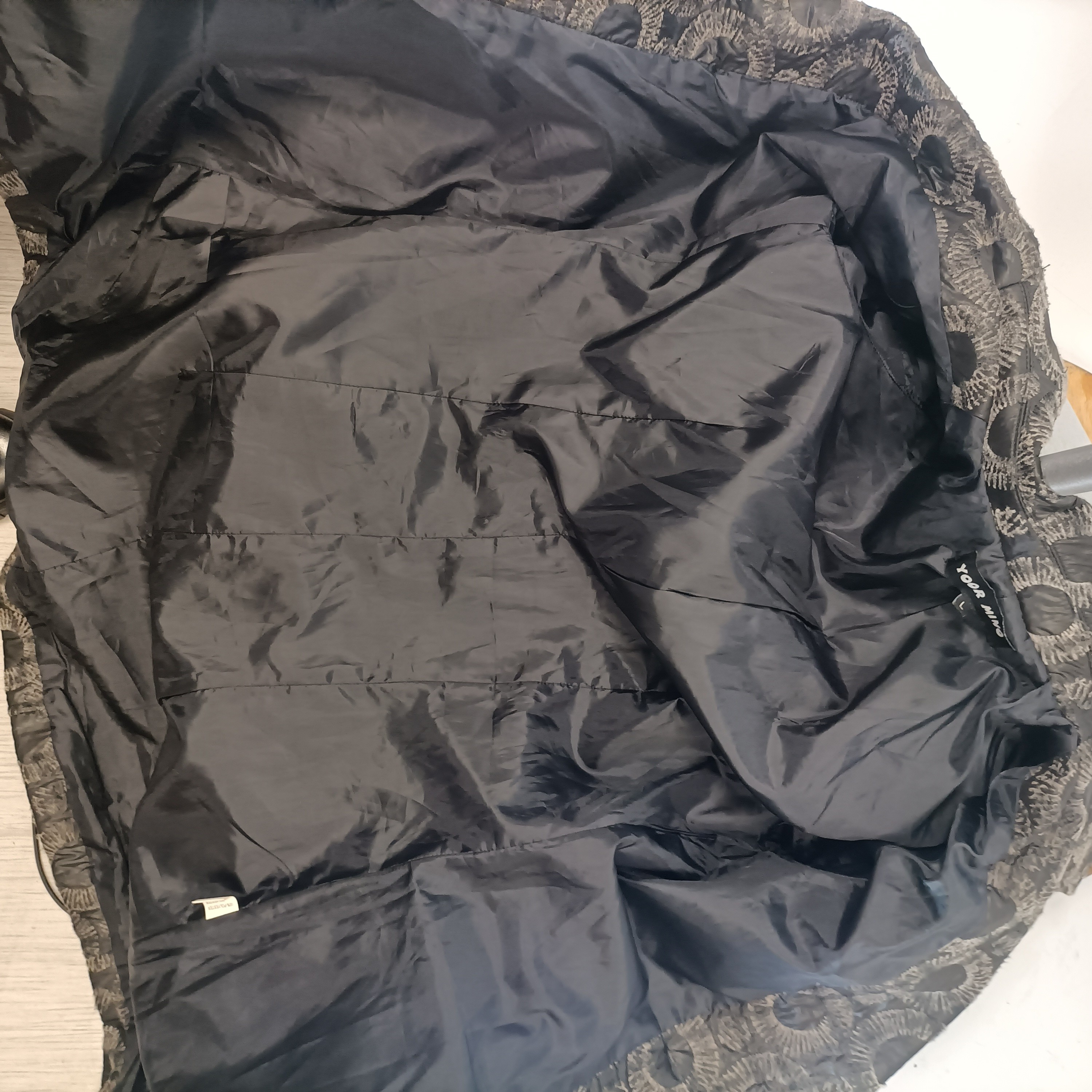 Voir photo 4 de Manteau long femme L Yoor Mino noir gris imprimé graphique ceinturé chaud élégance hiver Manteau long femme L Yoor Mino noir gris imprimé graphique ceinturé chaud élégance hiver Très bon état - Vue 4 -