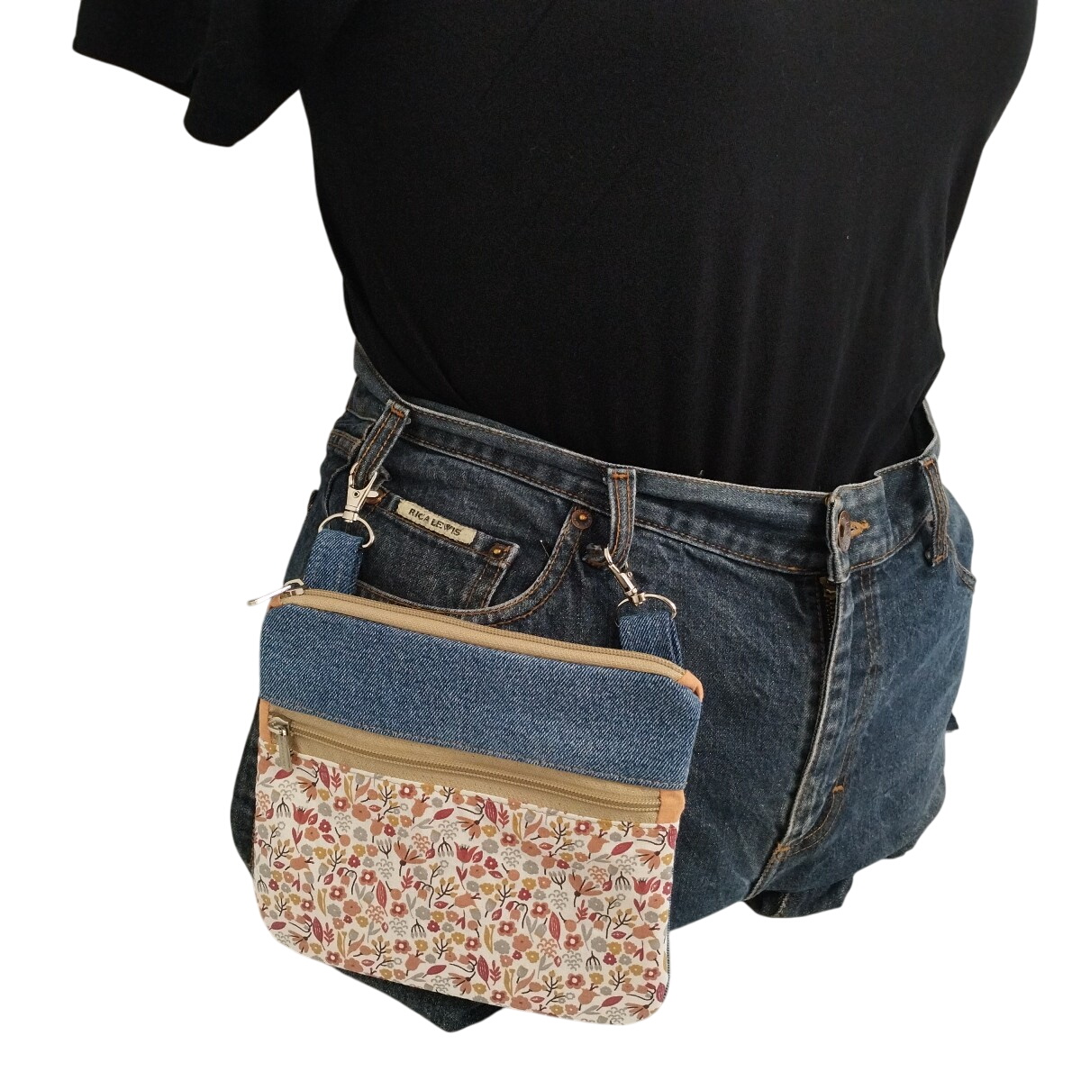 Acheter Pochette à taille mains libres en tissu recyclé Comme neuf - 25,00 € Pochette à taille mains libres en tissu recyclé Comme neuf - reconditionné disponible sur Label Emmaüs