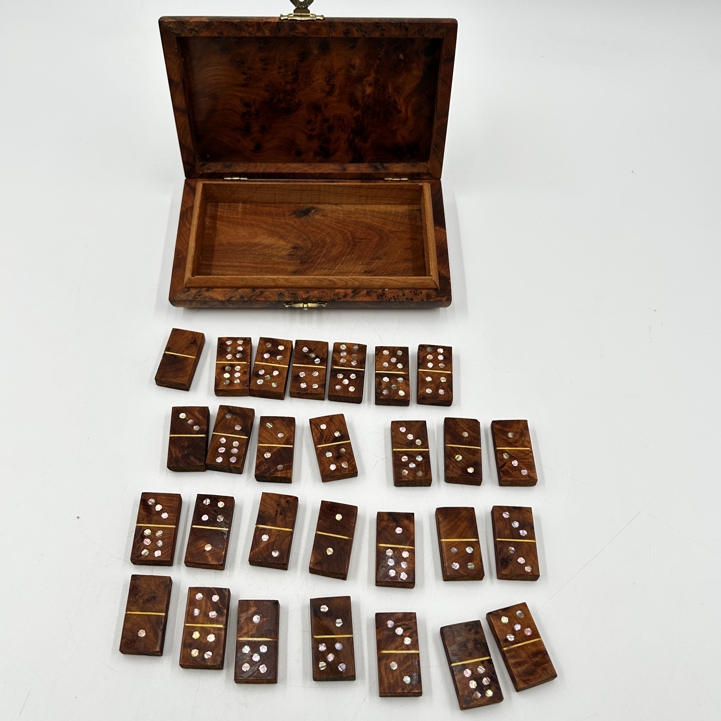 Voir photo 2 de Jeu de dominos en bois – élégance vintage & nacre Jeu de dominos en bois – élégance vintage & nacre Bon état - Vue 2 -