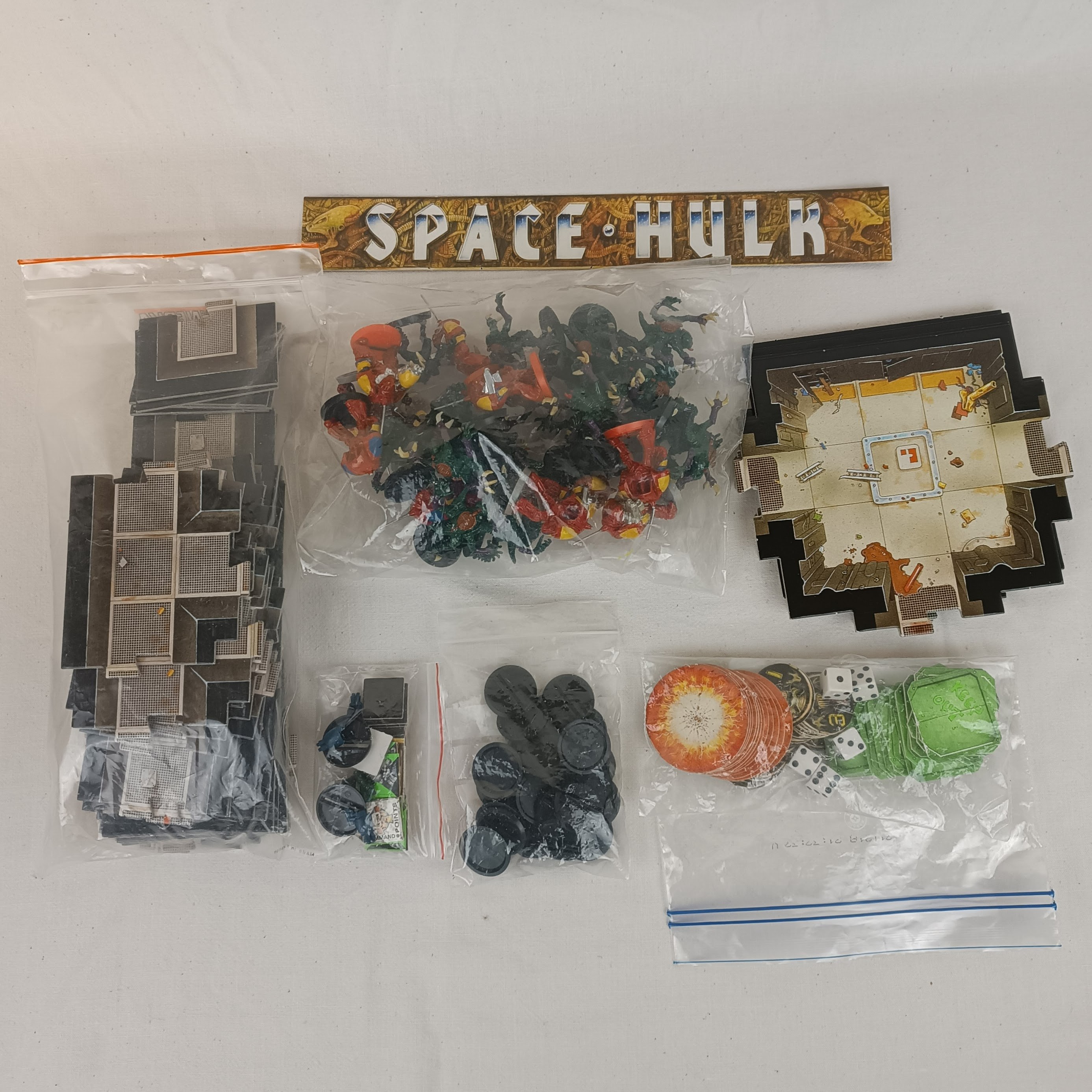 Voir photo 4 de Jeu de société "Space Hulk" - Warhammer 40K, première édition de 1989, par Games Workshop, figurines peintes Jeu de société "Space Hulk" - Warhammer 40K, première édition de 1989, par Games Workshop, figurines peintes État correct - Vue 4 -