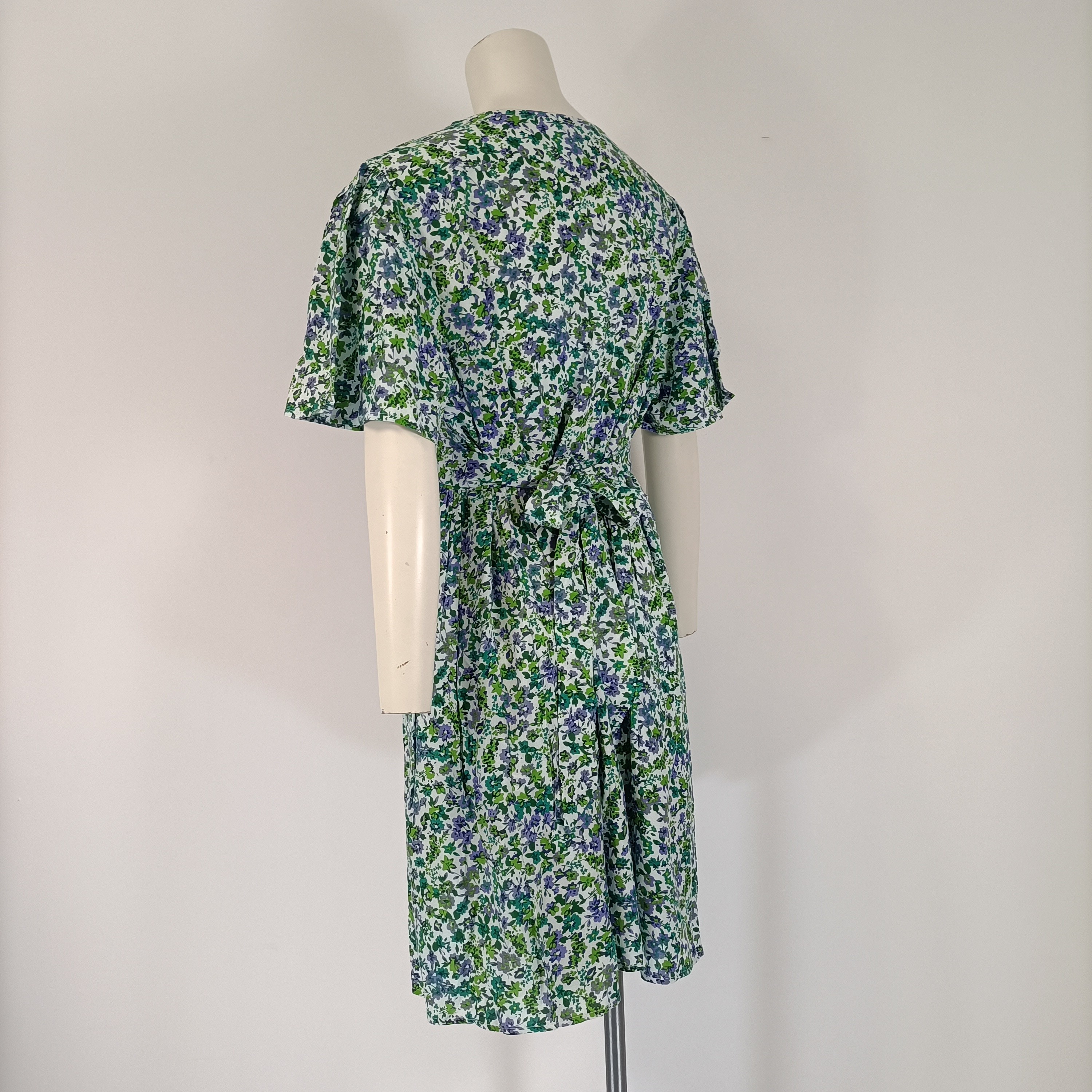 Robe fleurie verte bleu boutonnée manches courtes taille ajustée Comme neuf - Vue 11 - 
