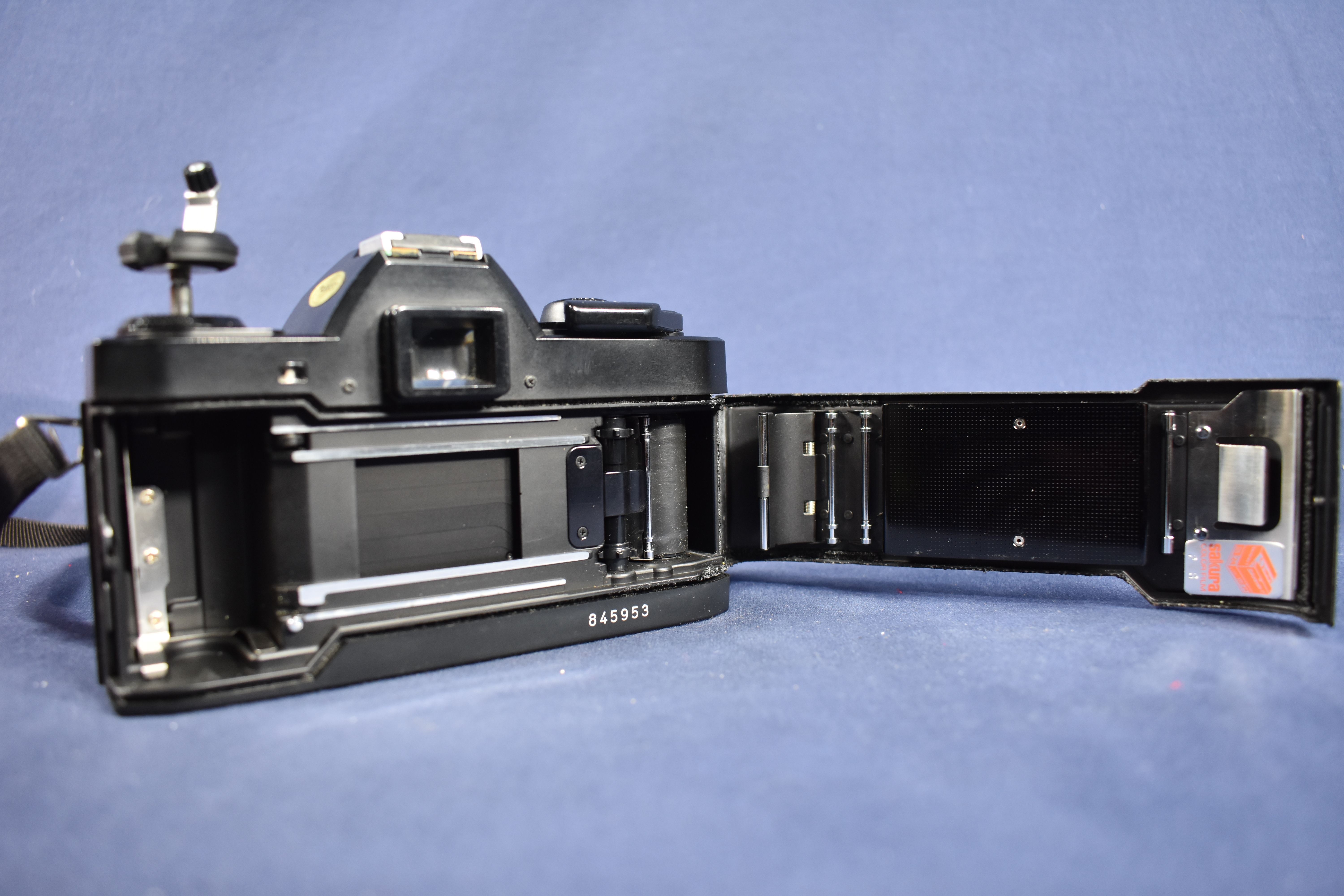 Appareil photos argentiques KONICA FP-1, dans son étui d'origine, muni de sa clé + objectif KONICA 135/F3.5 complet de ses notices + flash SUNPAK auto 20 SR. Bon état - Vue 7 - 