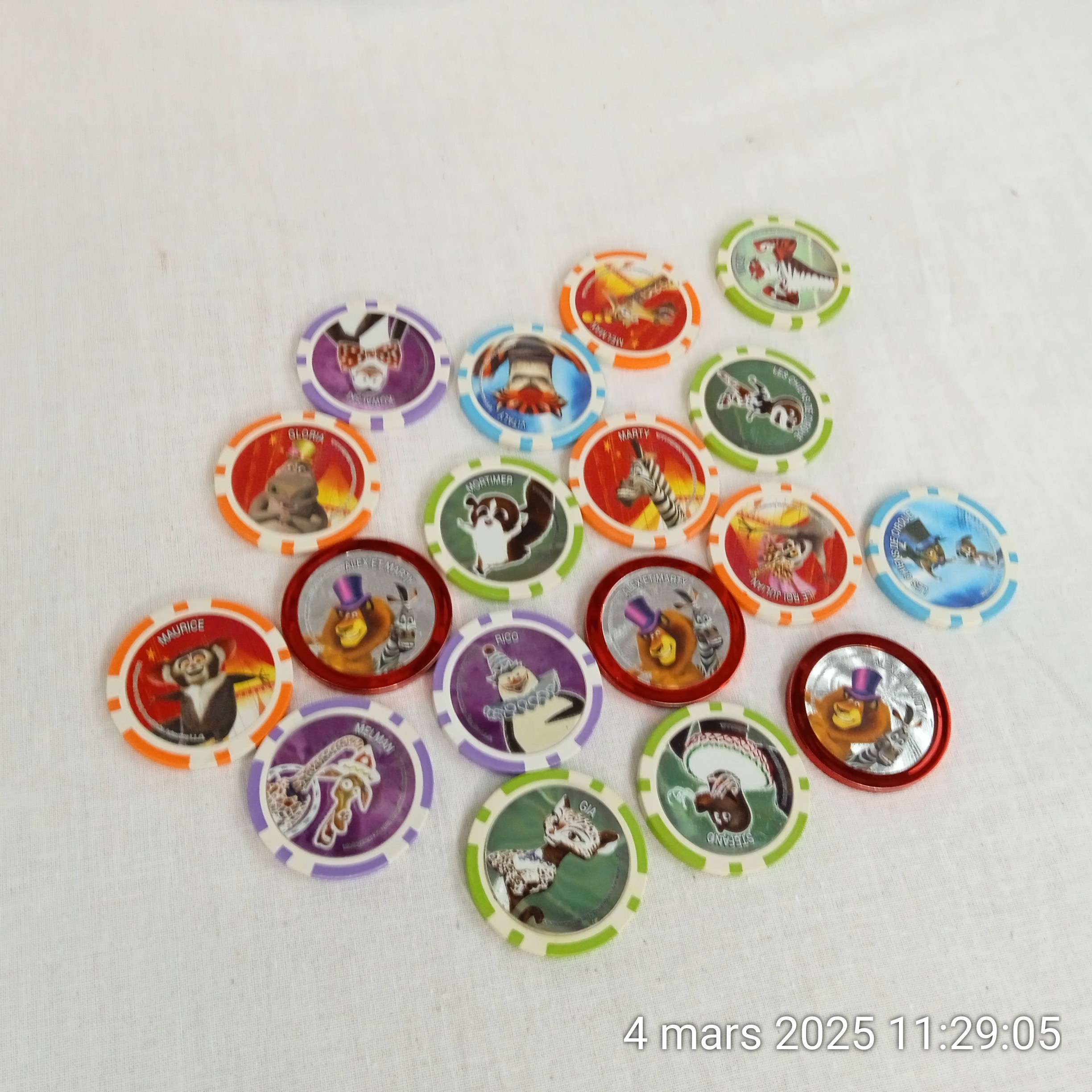 Lot de 18 jetons collection Madagascar Cora Match 2011 - Label Emmaüs
