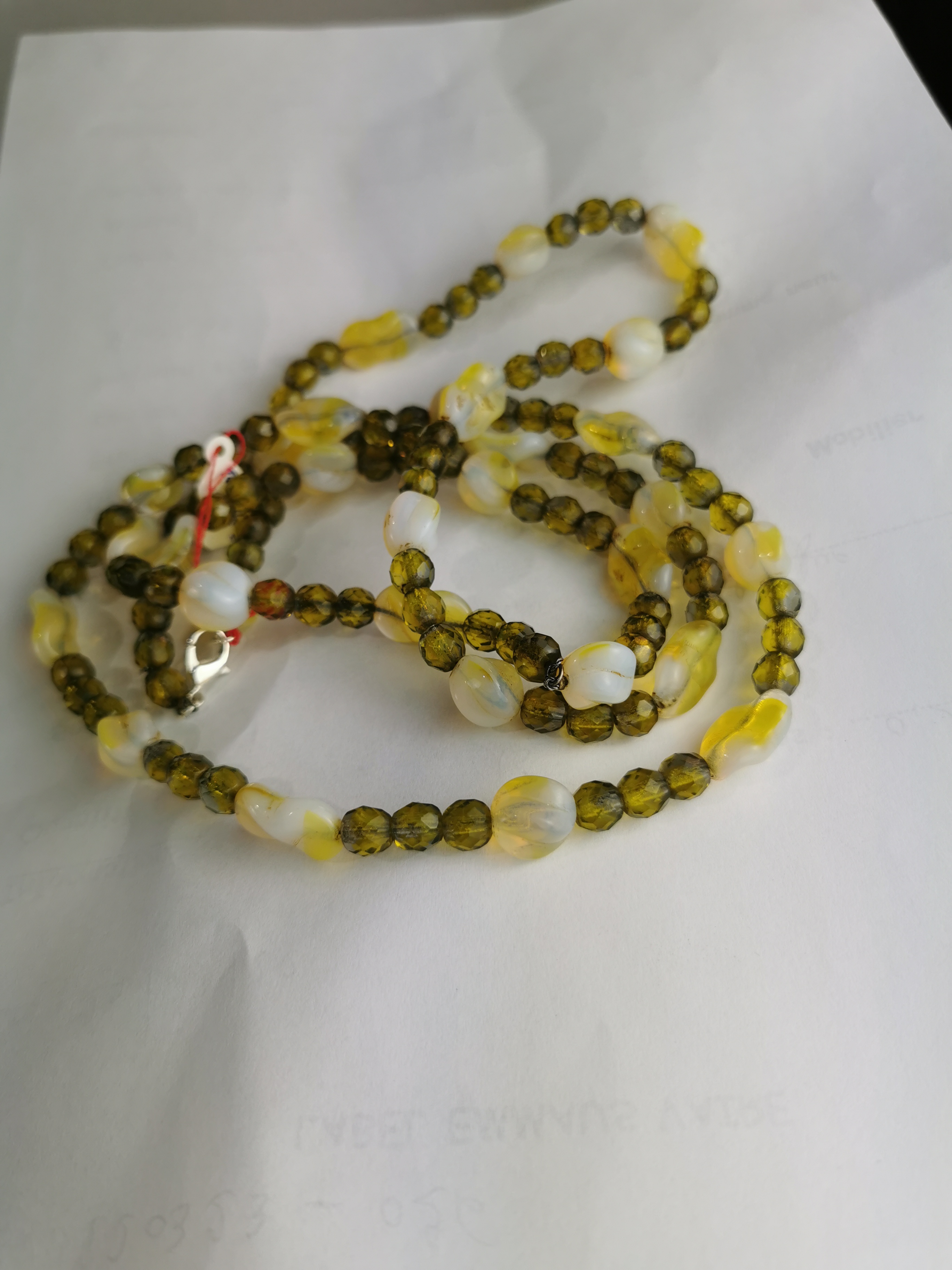 Collier perles pâte de verre jaune et vert  Bon état - Vue 4 - 