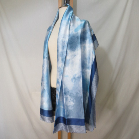 Voir photo 2 de Foulard en soie - Gerard Pasquier - 90 x 180 cm Foulard en soie - Gerard Pasquier - 90 x 180 cm Comme neuf - Vue 2 -