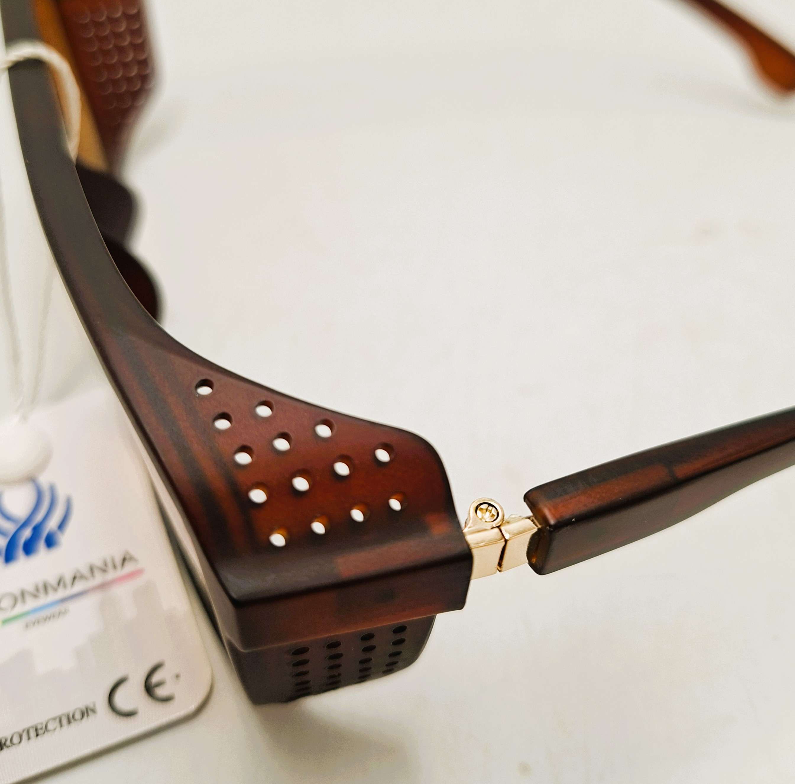 Voir photo 4 de Lunettes de soleil pour dame ou homme. Marque Visionmania. Neuves Lunettes de soleil pour dame ou homme. Marque Visionmania. Neuves Comme neuf - Vue 4 -