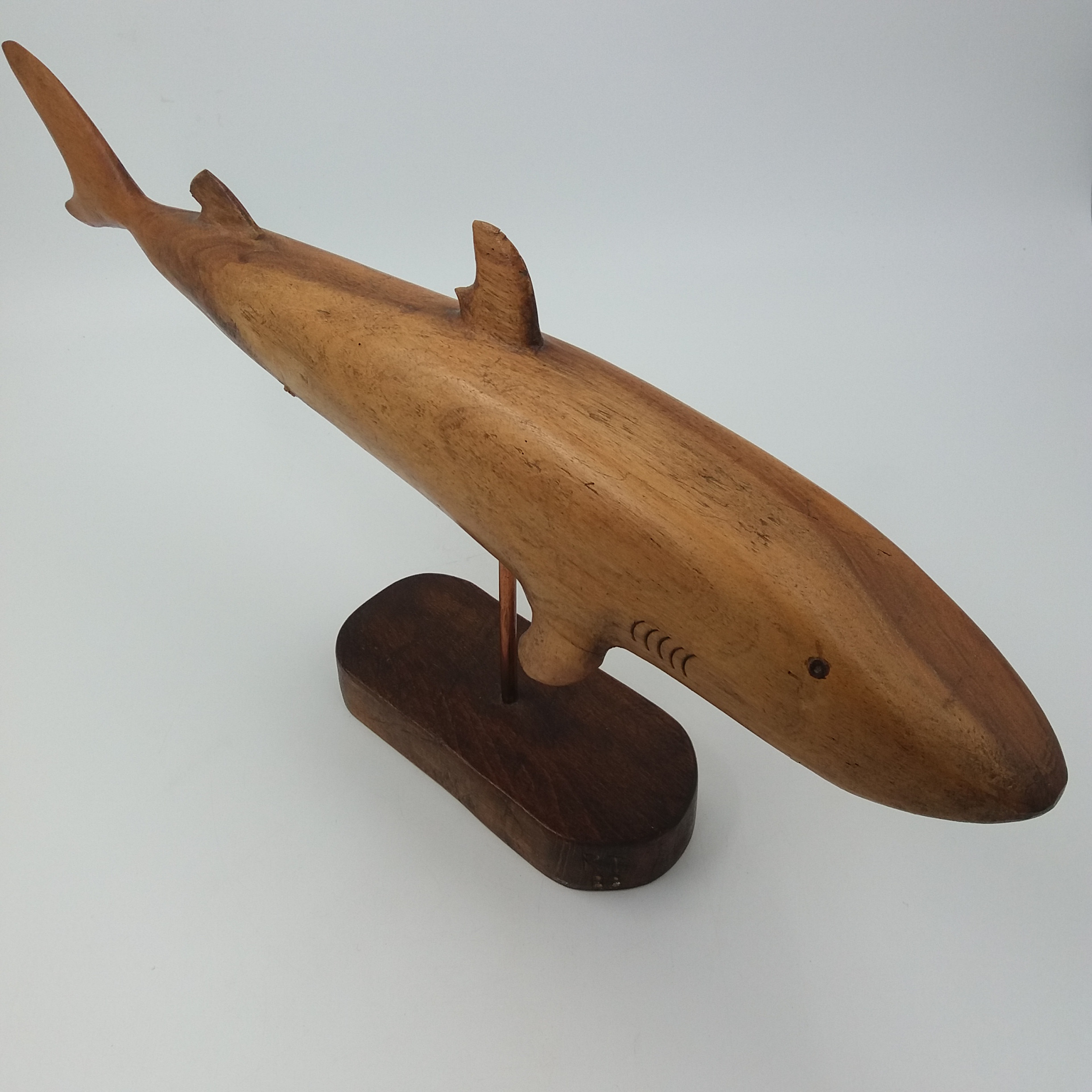 Grande et belle sculpture de requin en bois sur socle - Photo 1