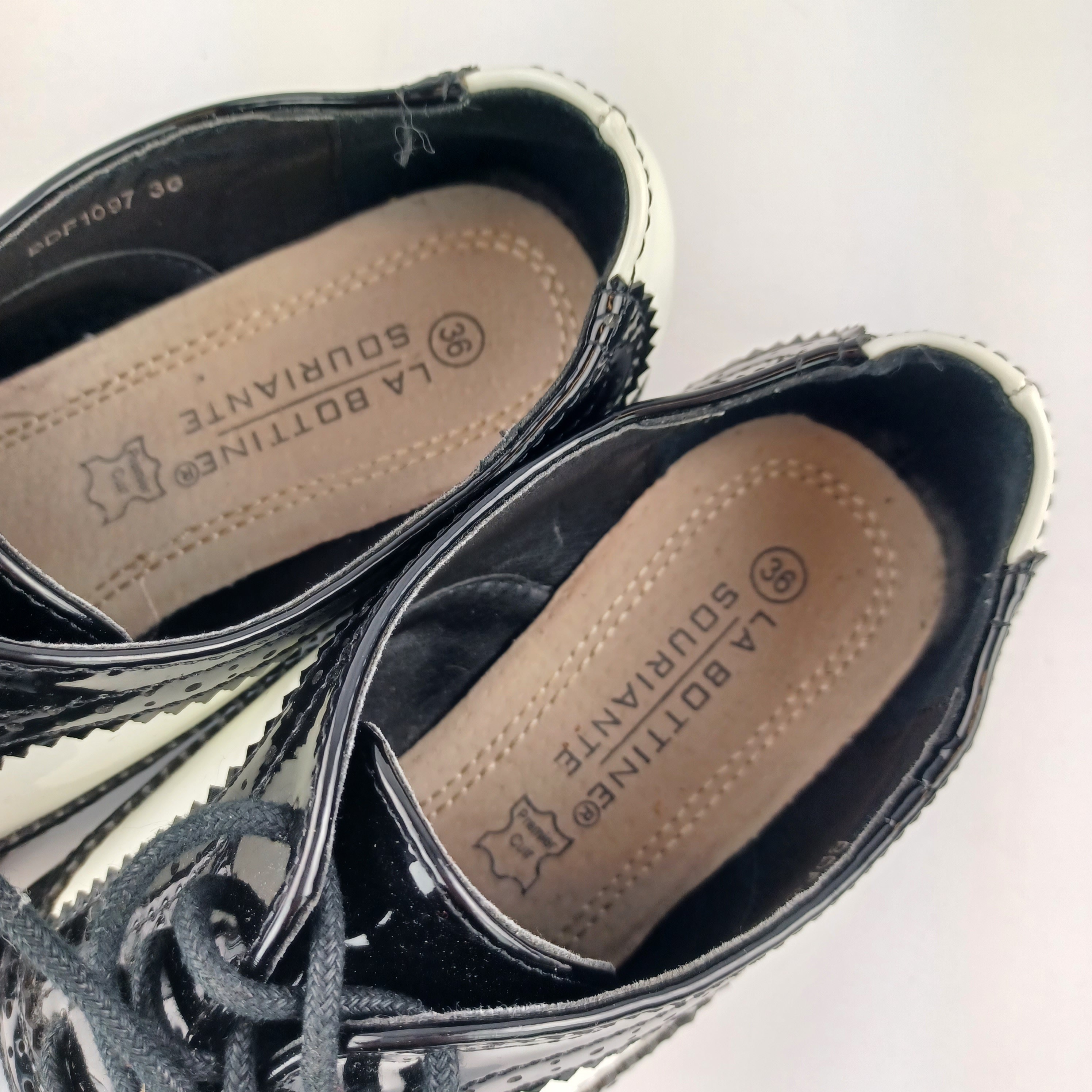 Petites chaussures laquées noires et blanches en 36 La Bottine souriante Premier Cuir - Photo 4