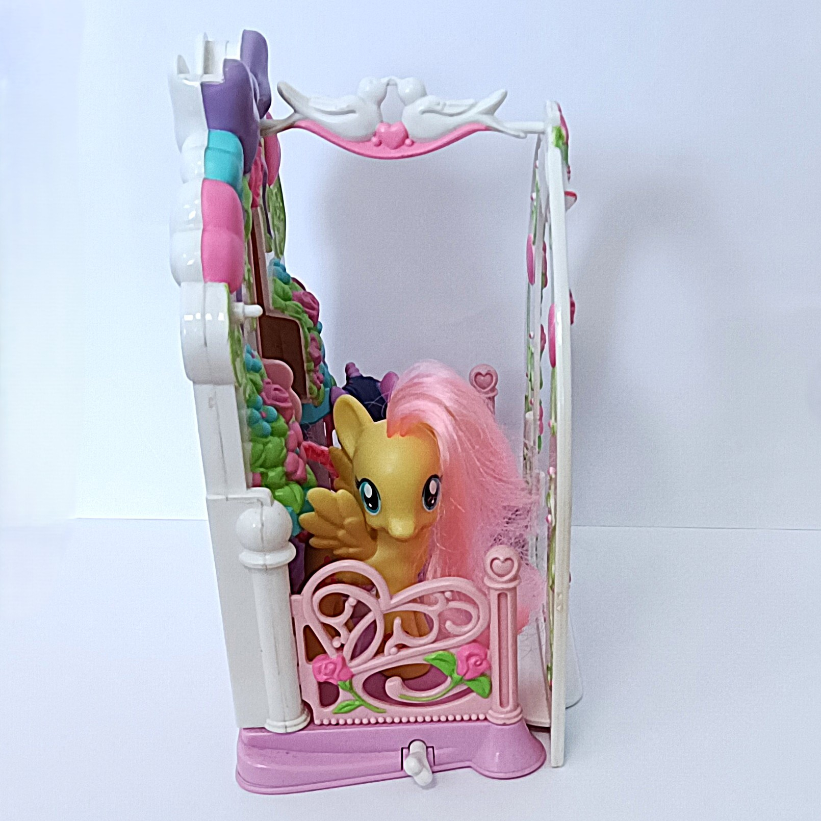 Voir photo 7 de Chapelle My Little Pony avec décor floral et deux figurines de remplacement Chapelle My Little Pony avec décor floral et deux figurines de remplacement Bon état - Vue 7 -