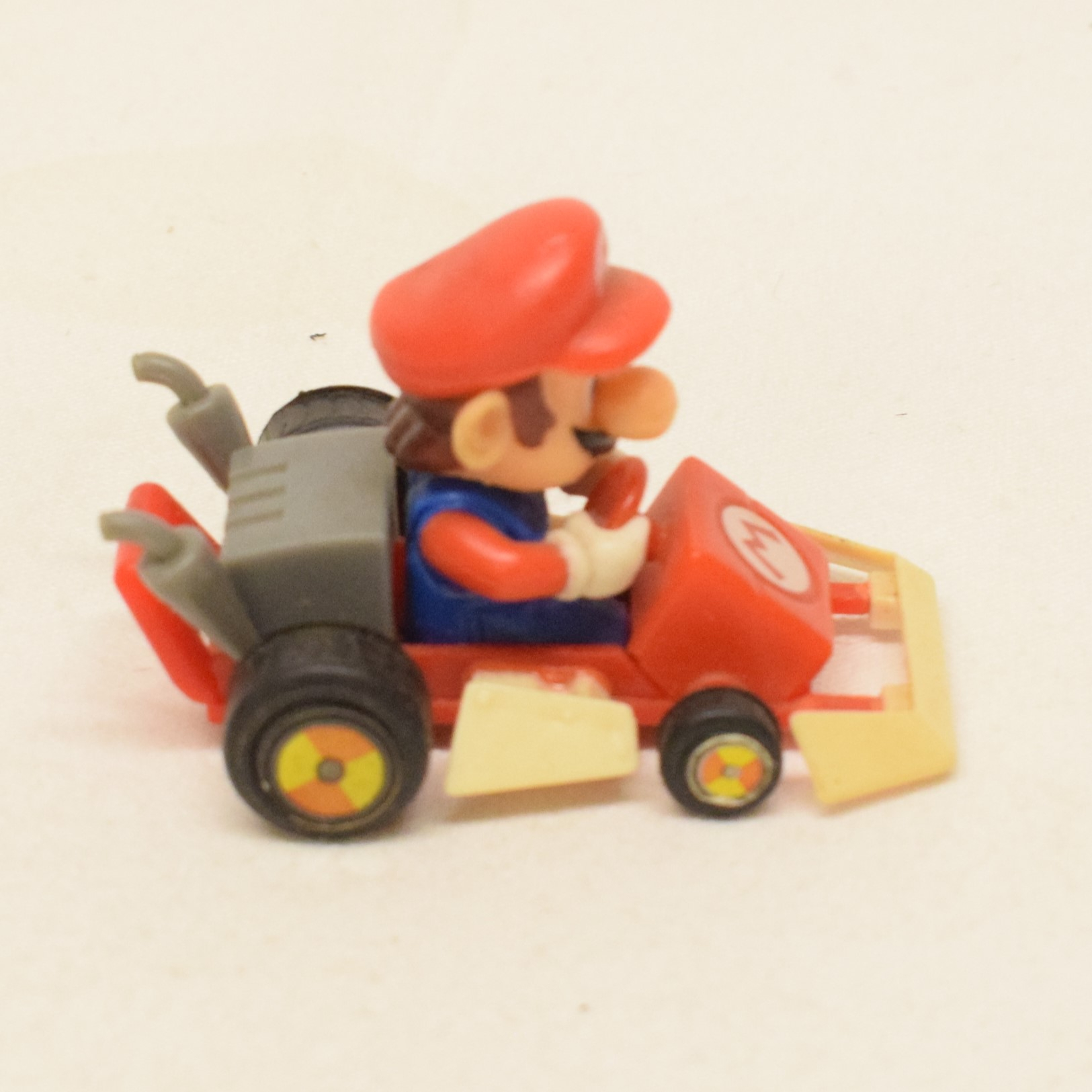 Lot de quatre figurines et un gros pin's univers Mario Nintendo Bon état - Vue 2 - 