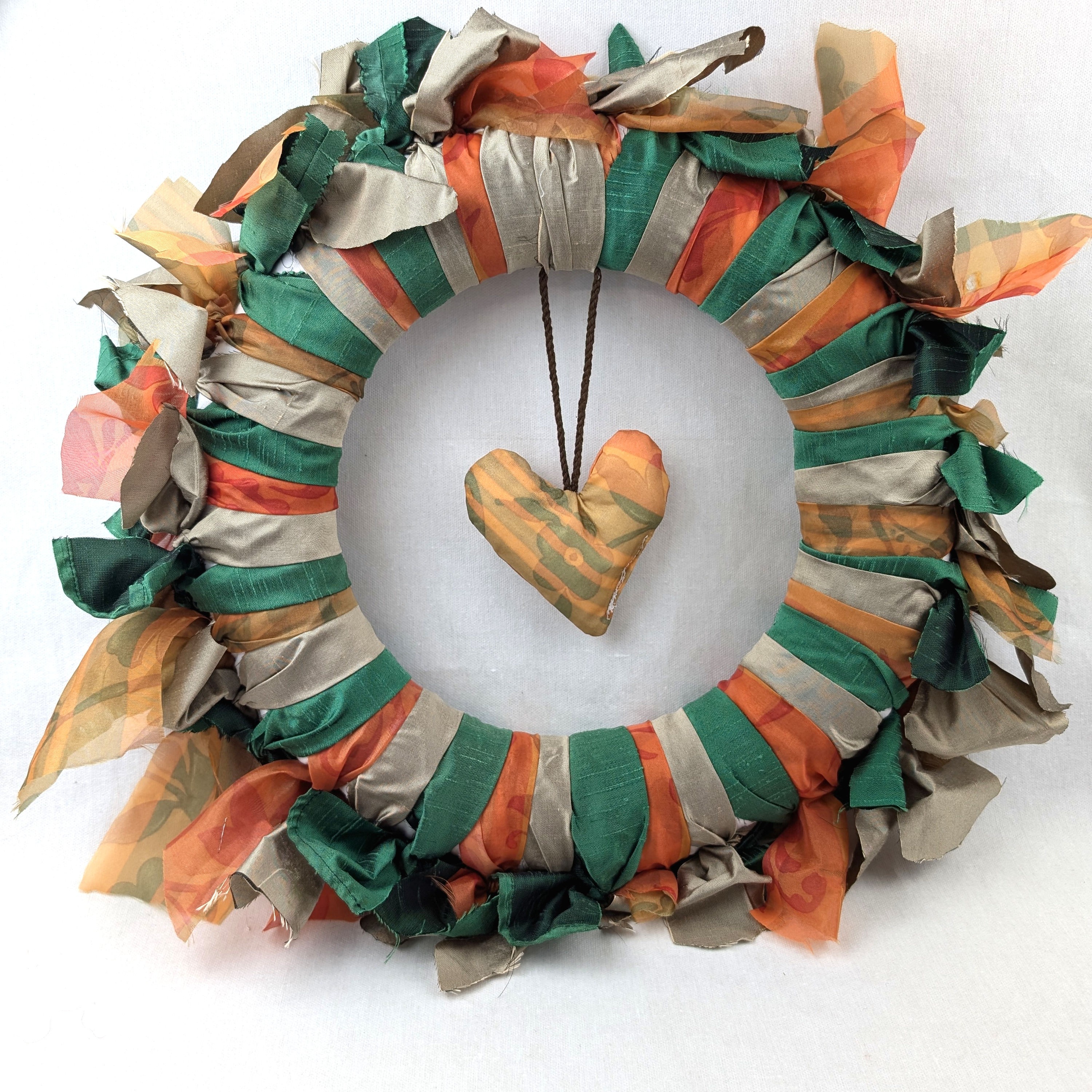 Couronne en Tissus Upcyclés - Photo 0