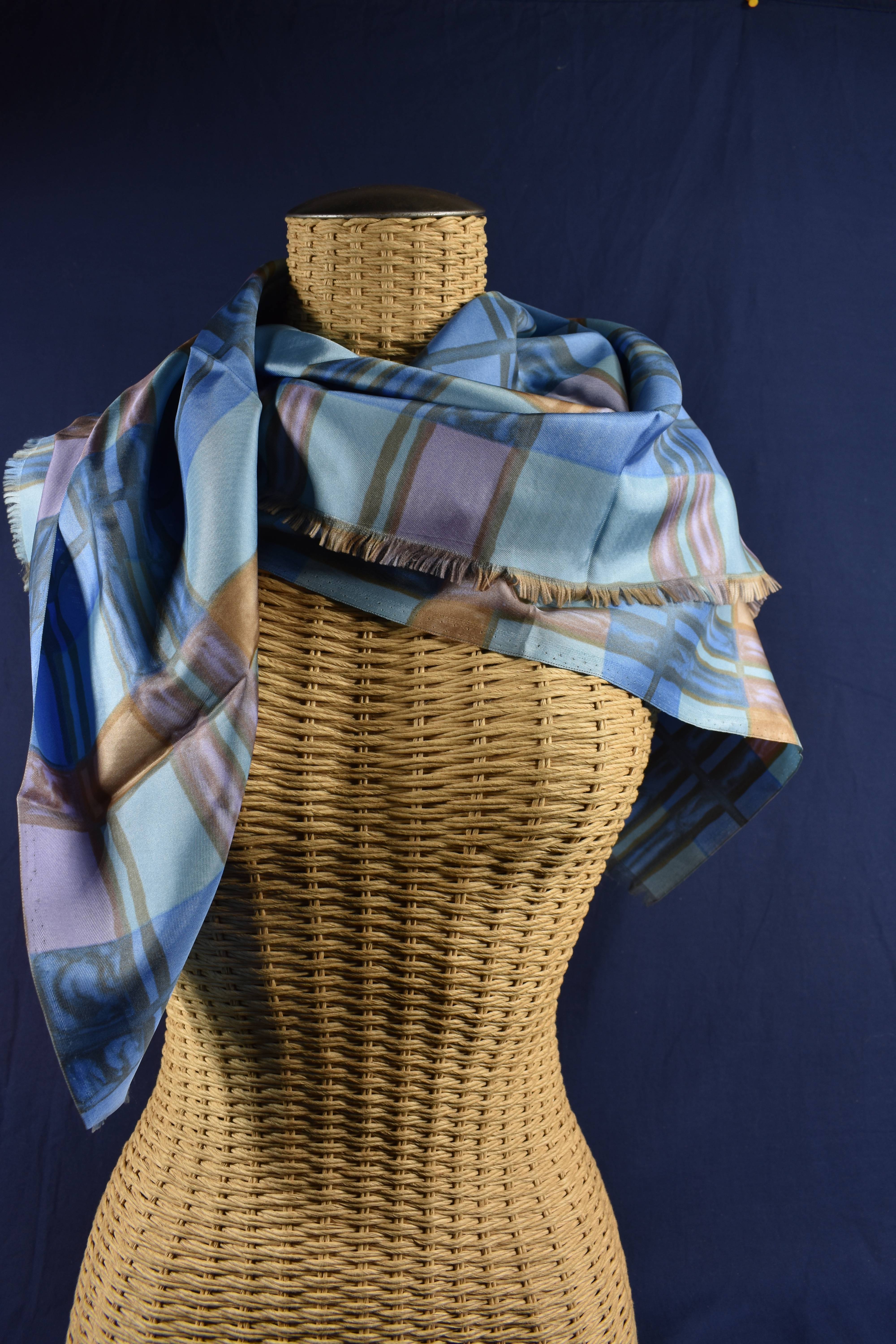Foulard en Twill ( 90 x 81 cm ) dans les tons ocres et bleus. Bon état - Vue 3 - 