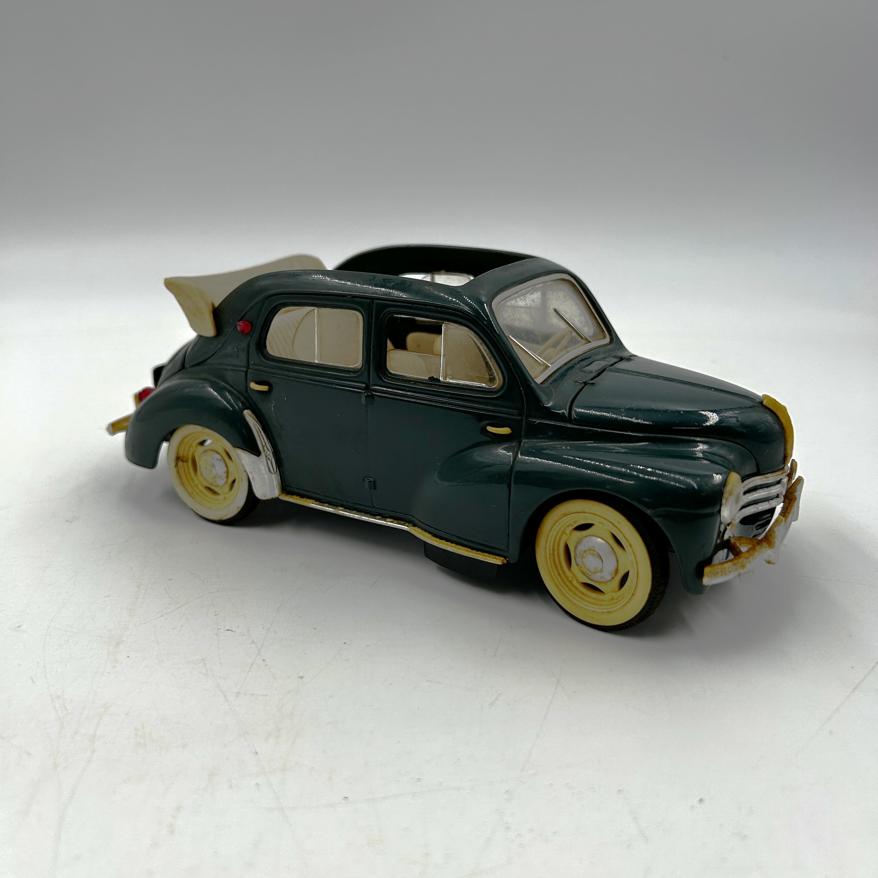 Lot 2 Renault 4CV Solido 1/17 Bon état - Vue 10 - 
