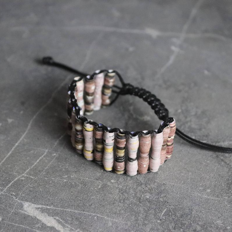 Voir photo 2 de Bracelet shamballa en perles de papier magazine upcyclé - TRËMA Bracelet shamballa en perles de papier magazine upcyclé - TRËMA Comme neuf - Vue 2 -