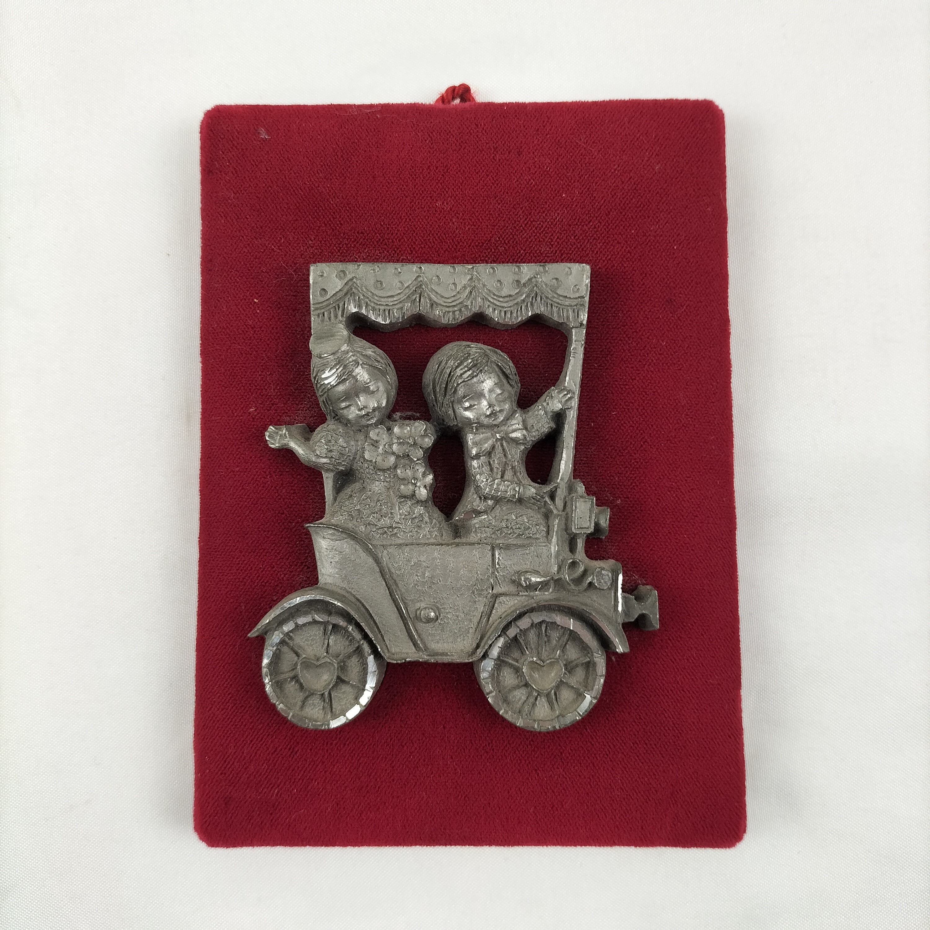 Figurine Jeune Fille En étain D'art Sur Velours Rouge - Dart - France