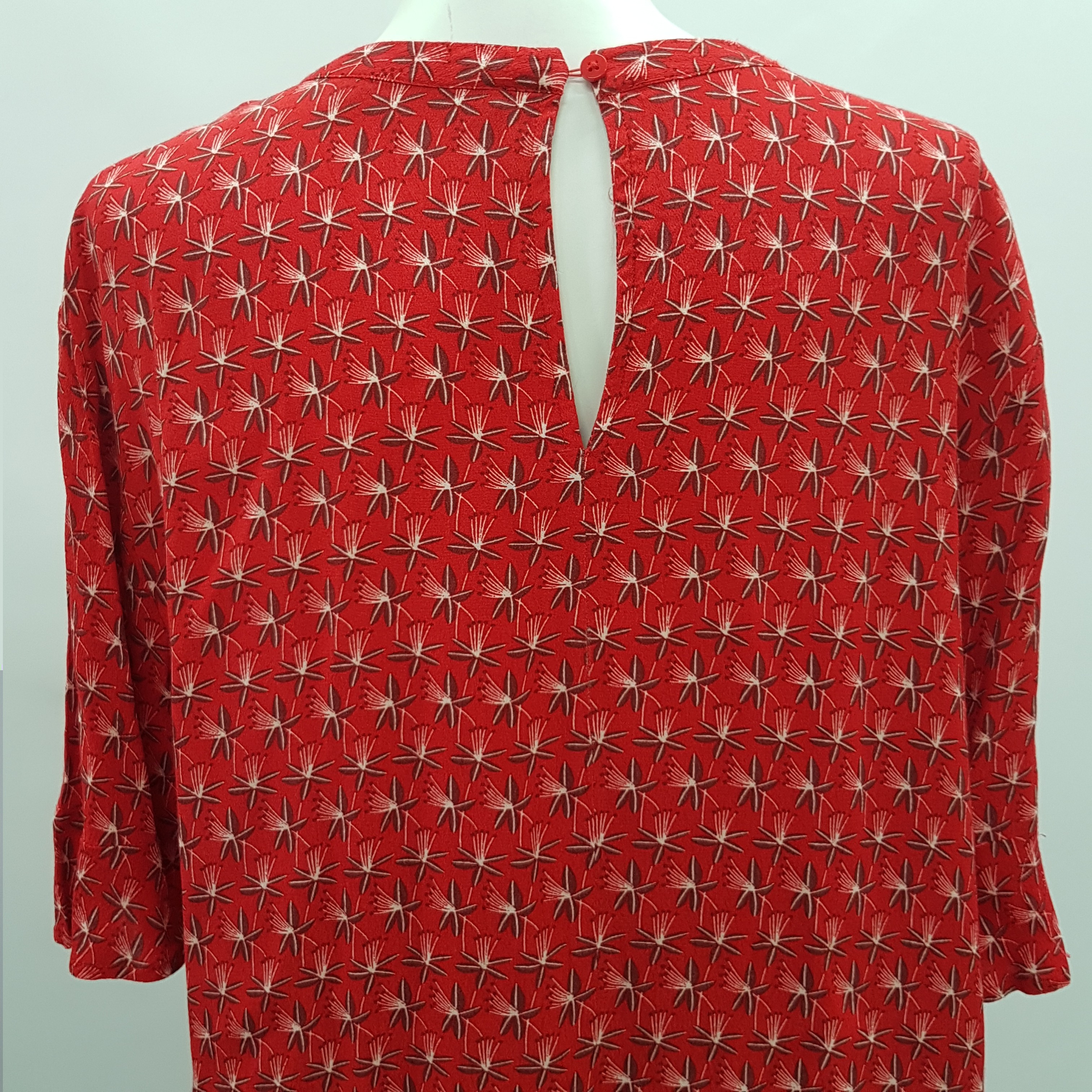 Top rouge vif à impression de fleurs bordeaux et blanches - MONOPRIX FEMME - Taille 48 - Photo 8