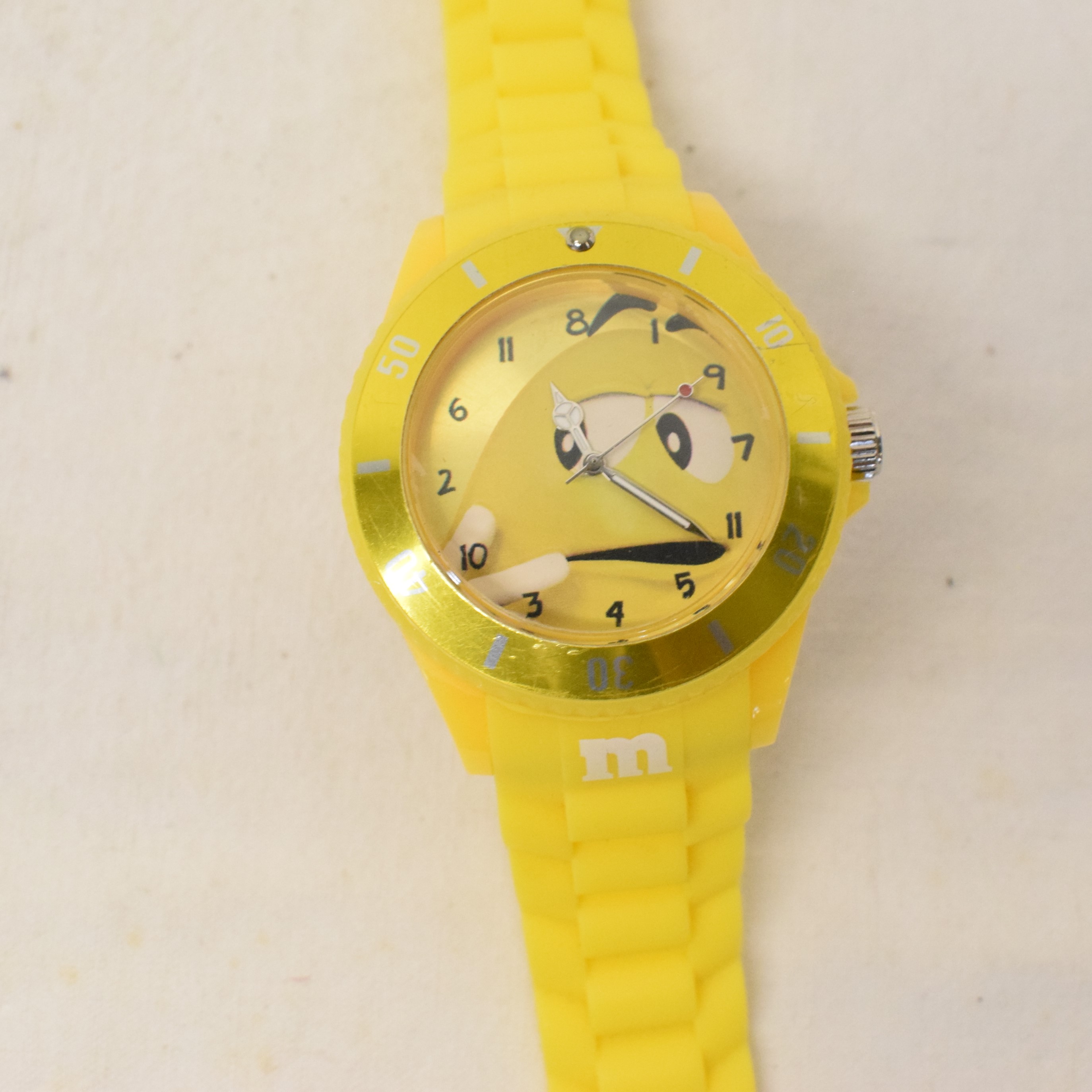 Montre à quartz unisexe publicitaire confiserie M&M's État correct - Vue 2 - 