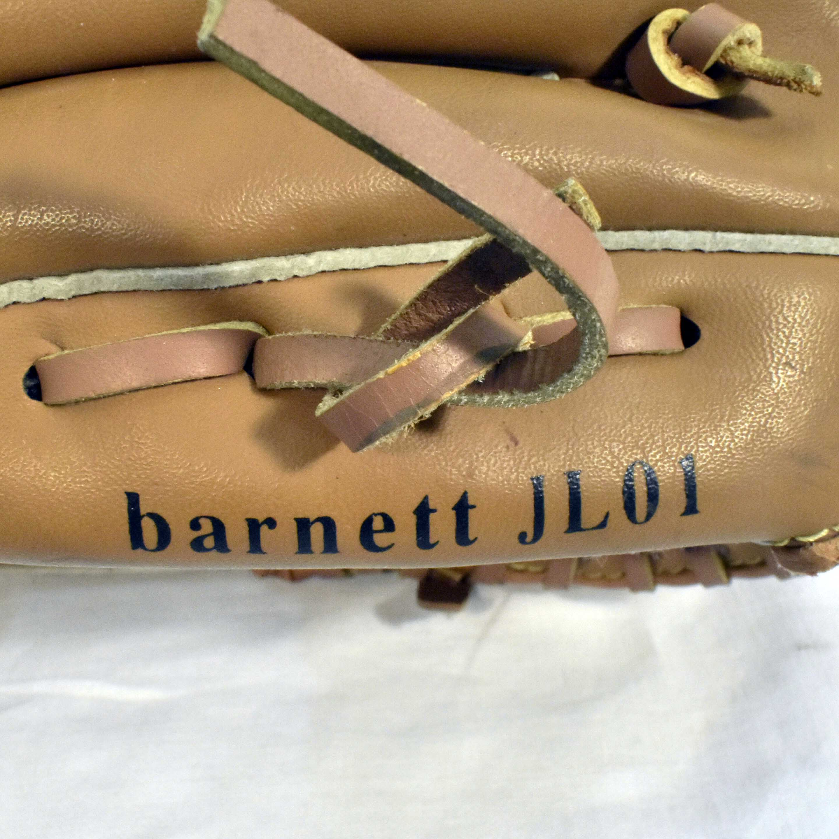 Voir photo 8 de Gant de Base Ball Gaucher Barnett® JL01 & Sa Balle Usagée Gant de Base Ball Gaucher Barnett® JL01 & Sa Balle Usagée - Vue 8 -