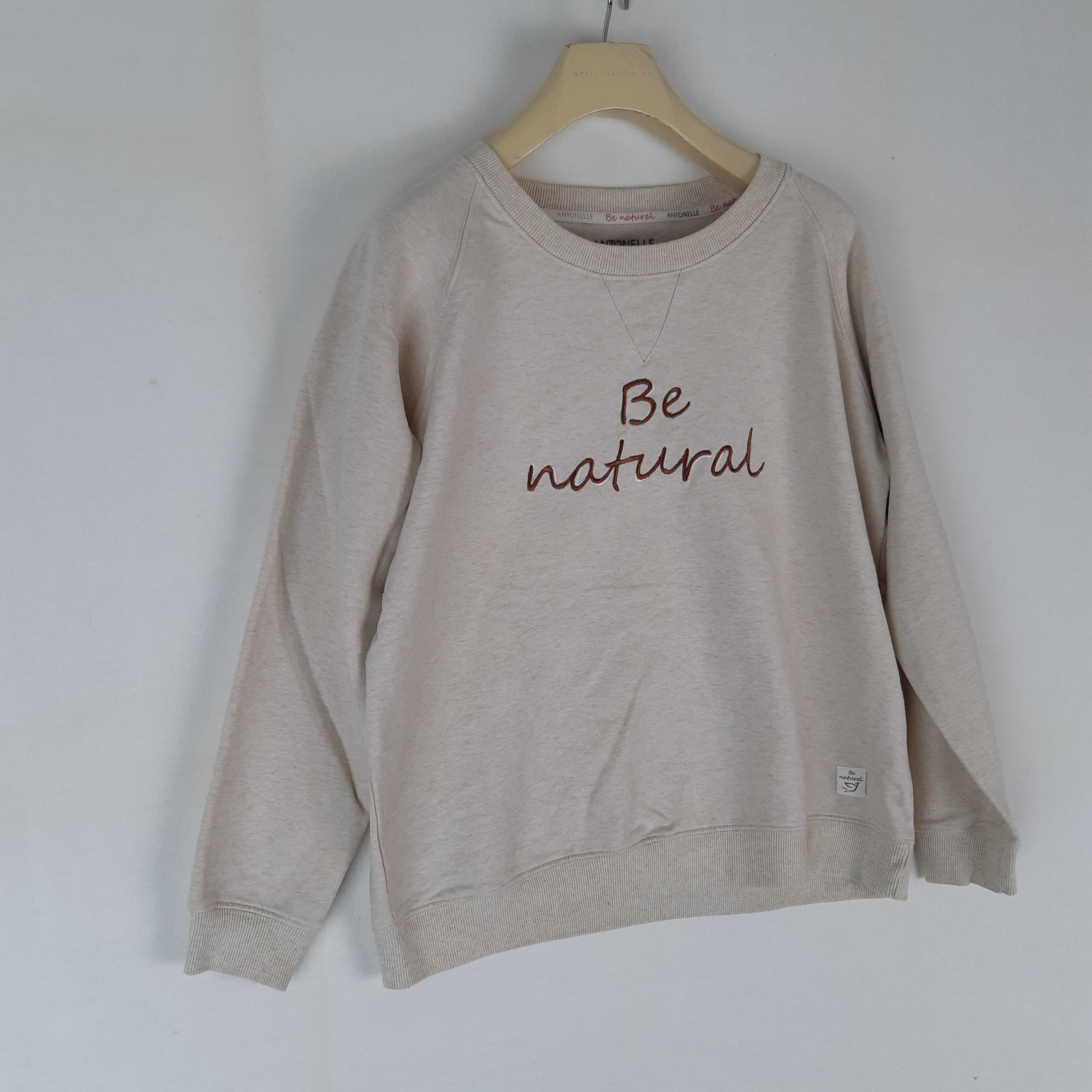 Voir photo 3 de Antonelle - Sweat beige sable - Taille 2 mesures Poitrine= 51 Longueur= 60 Antonelle - Sweat beige sable - Taille 2 mesures Poitrine= 51 Longueur= 60 Très bon état - Vue 3 -