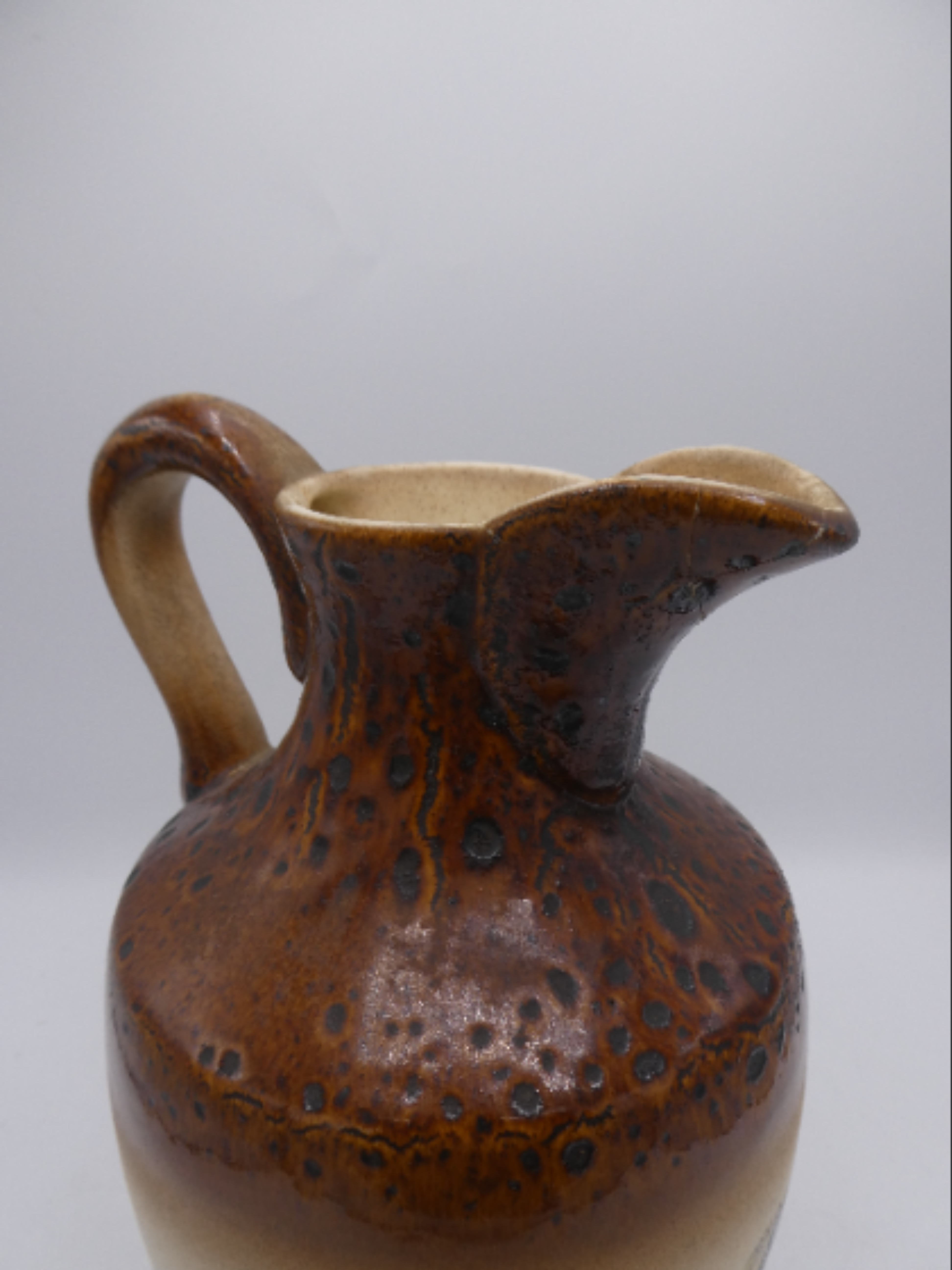 Vase décoratif en céramique – Motif traditionnel 