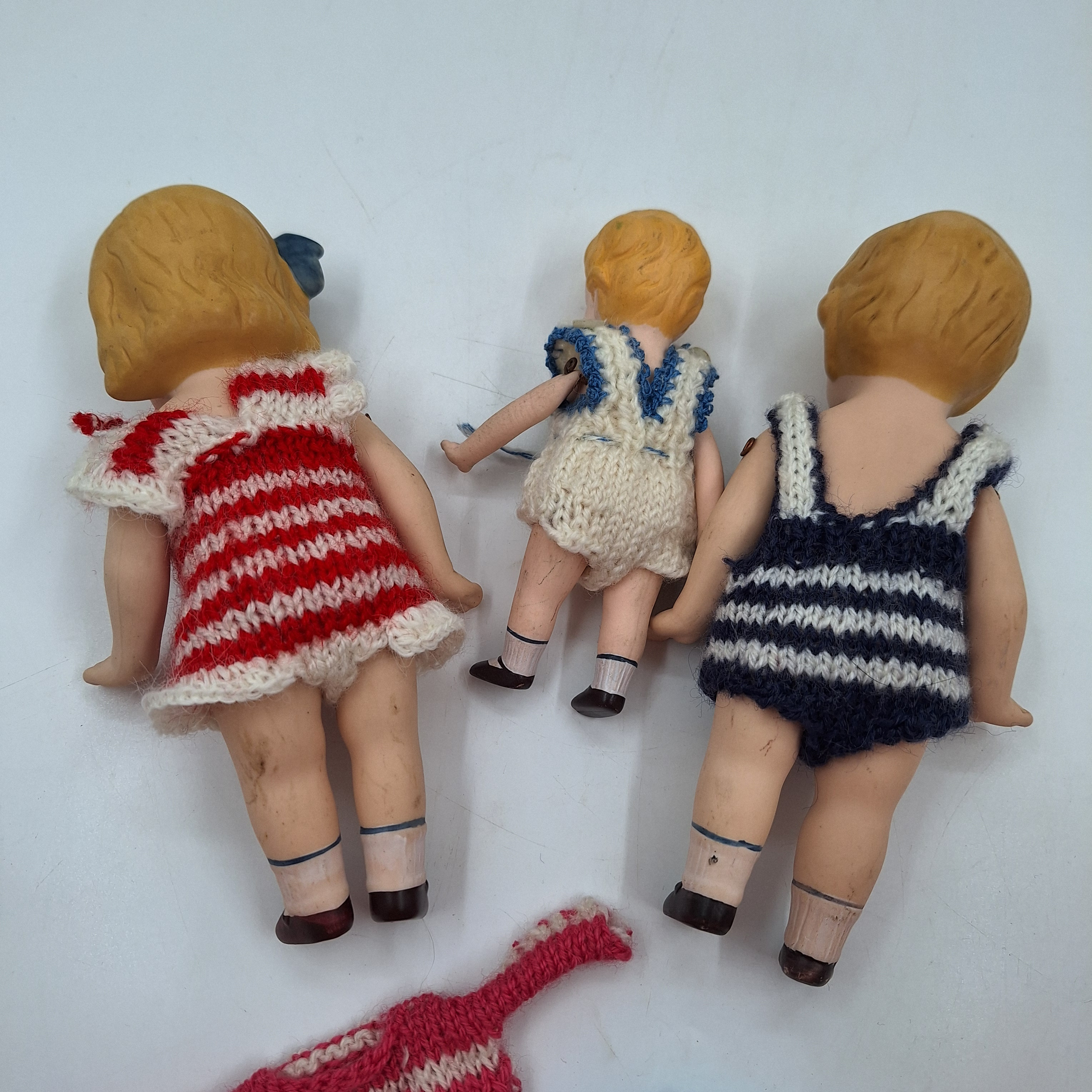 Lot de trois petites poupées articulées vintage. Porcelaine biscuit. Cheveux blonds et petite chaussures peintes. Vêtements tricotés à la main. Bon état - Vue 2 - 
