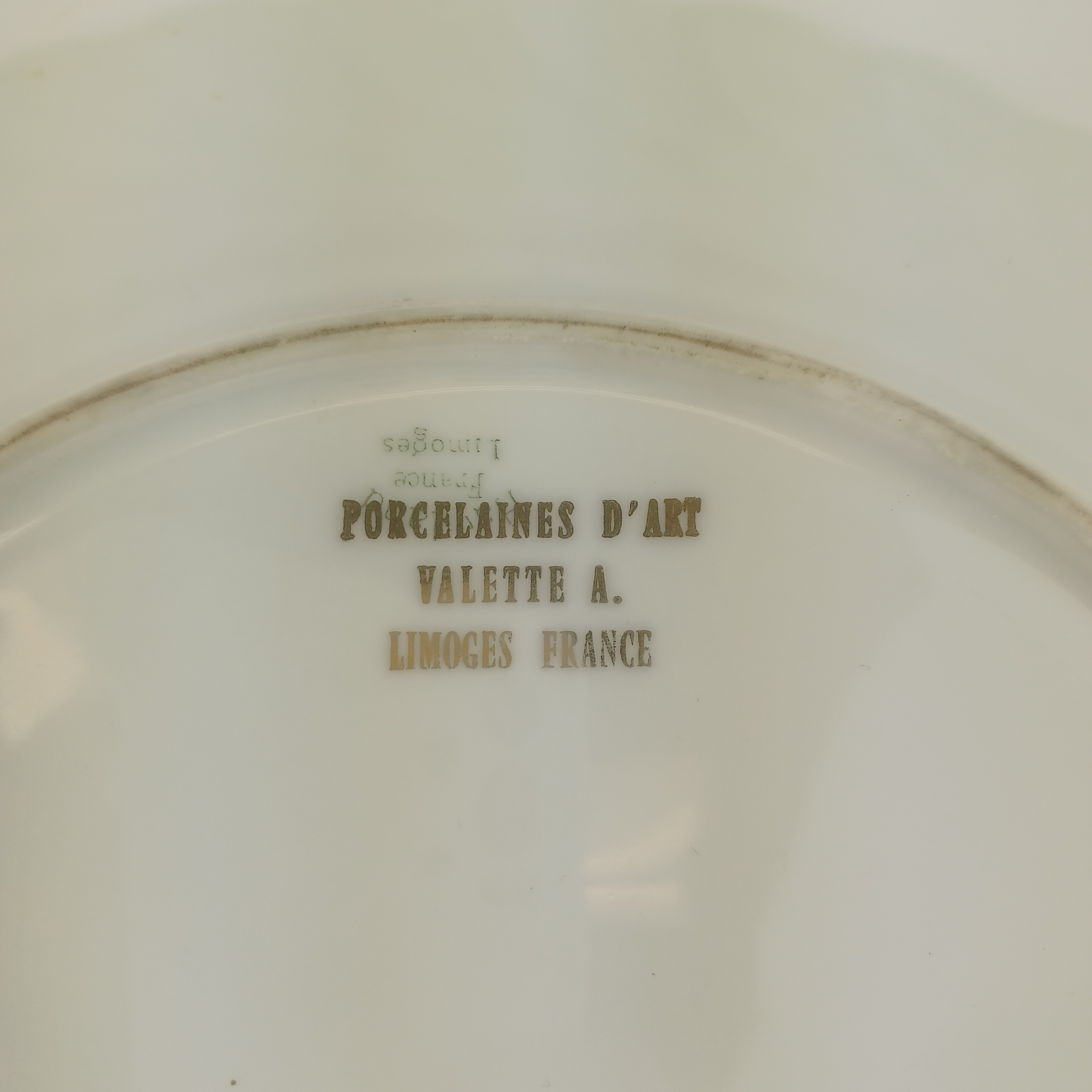 Assiette décorative de 27cm de diamètre en porcelaine d'art de Limoges, Valette, représentant une femme sentent une rose sous un arbre pris par le vent Très bon état - Vue 5 - 
