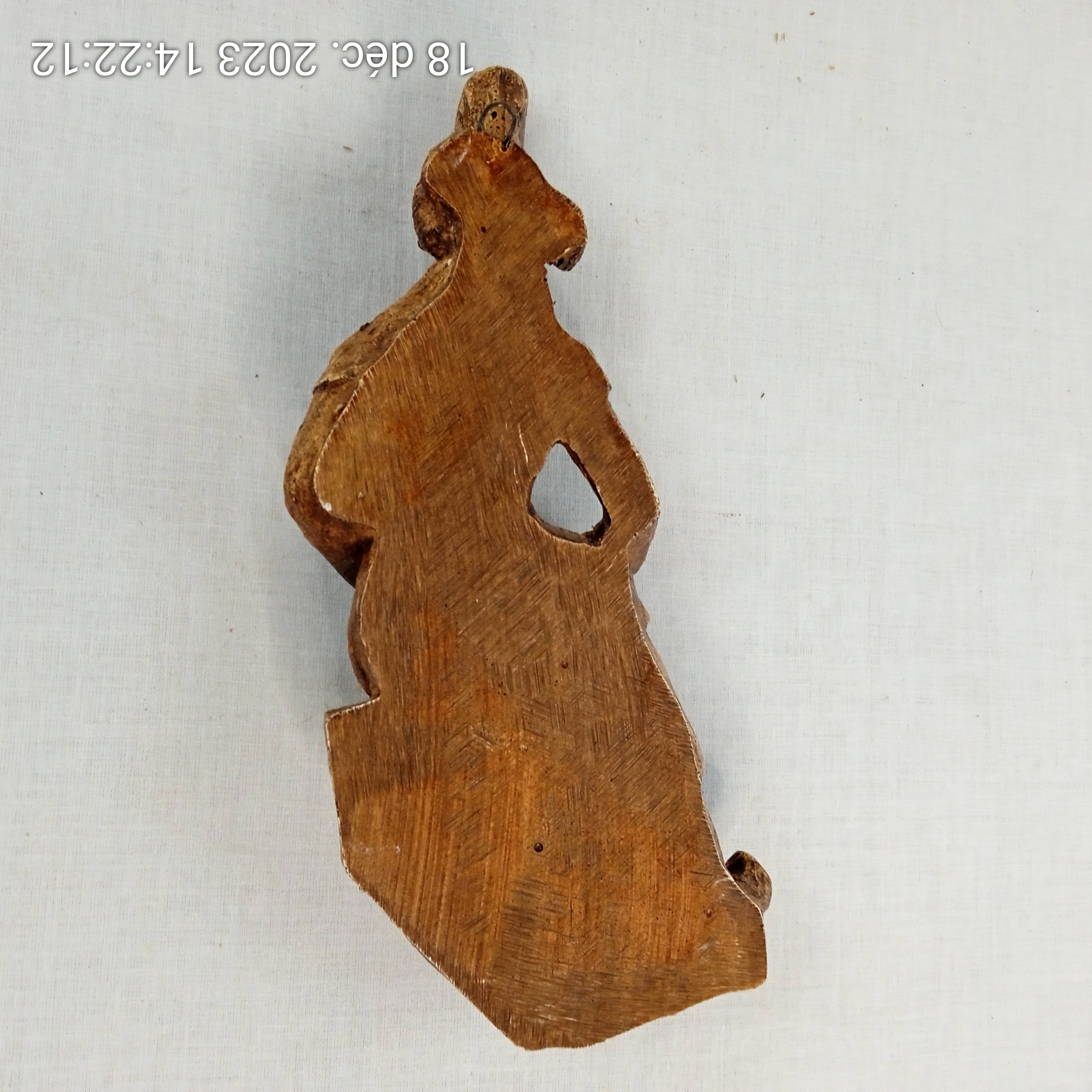 Statuette murale en bois 