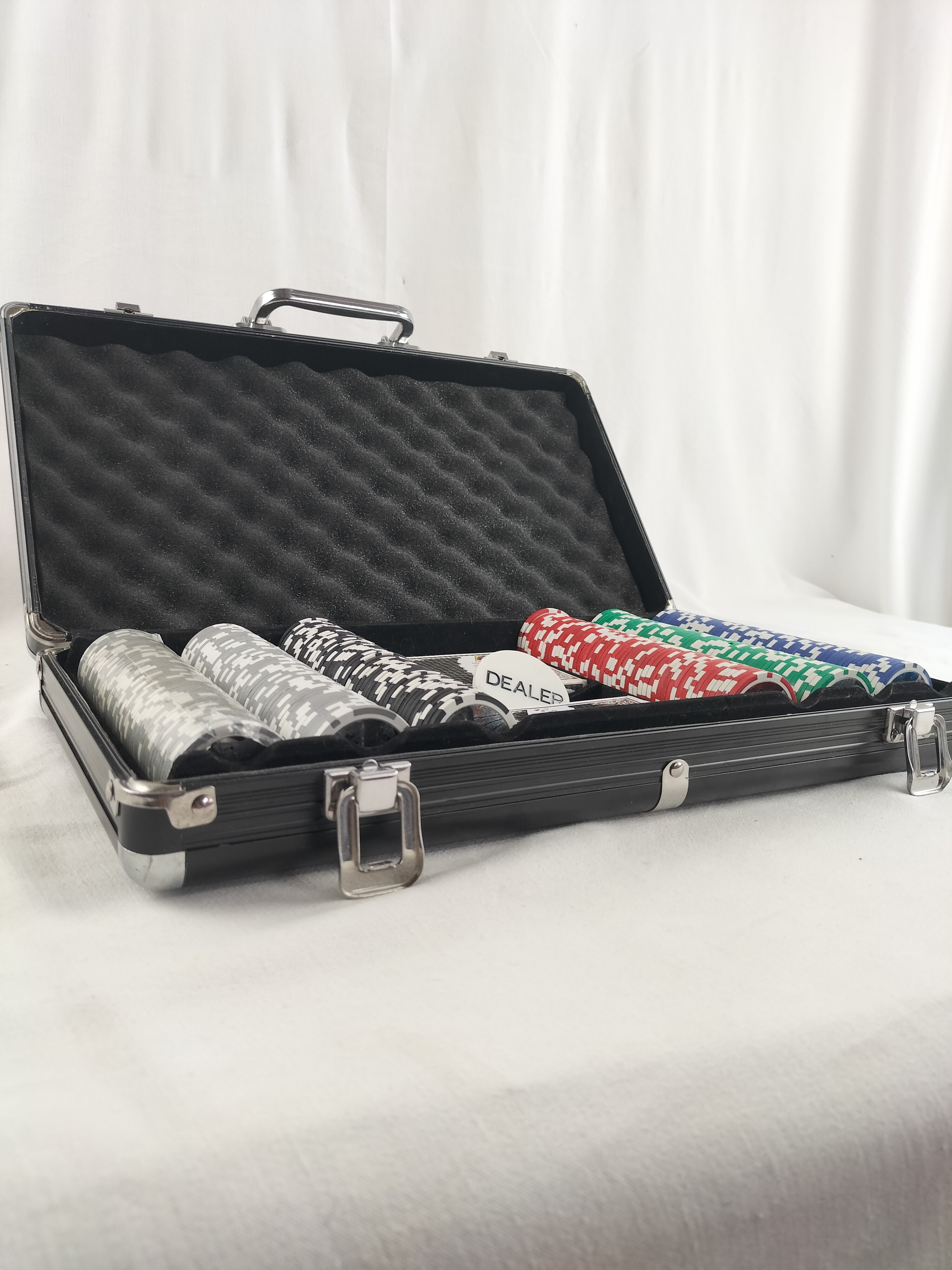 🎲♠️ MALLETTE DE POKER COMPLÈTE – JETONS + CARTES + DEALER ♣️♦️ Très bon état - Vue 21 - 